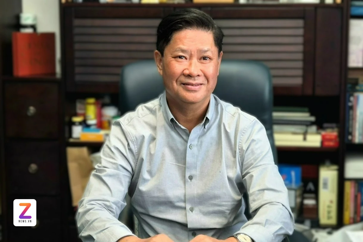 Ông Phạm Minh Thuận - Chủ tịch Hội đồng quản trị FAHASA - kể về hành trình 50 năm hoạt động trong ngành phát hành sách. Ảnh: Đức An.