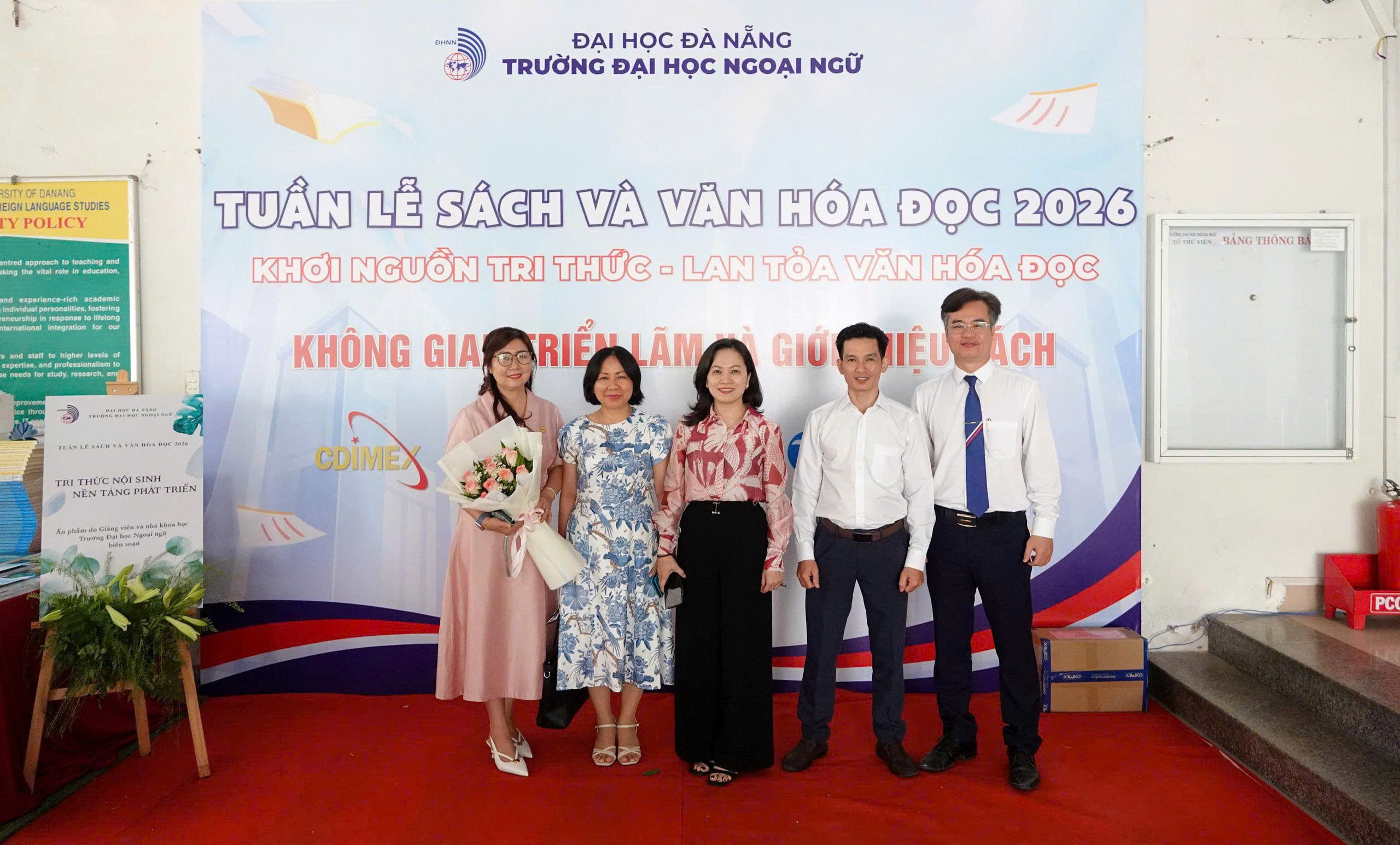 FAHASA trao tặng tủ sách trị giá 100 triệu đồng dành cho sinh viên Trường Đại học Ngoại ngữ - Đại học Đà Nẵng FAHASA trao tặng tủ sách trị giá 100 triệu đồng dành cho sinh viên Trường Đại học Ngoại ngữ - Đại học Đà Nẵng