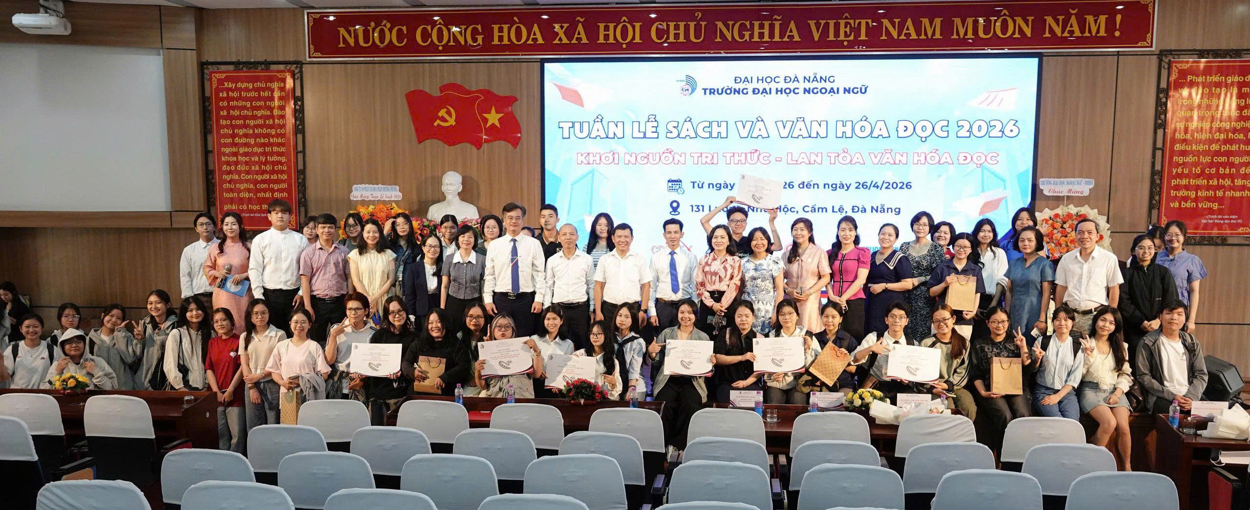 FAHASA trao tặng tủ sách trị giá 100 triệu đồng dành cho sinh viên Trường Đại học Ngoại ngữ - Đại học Đà Nẵng