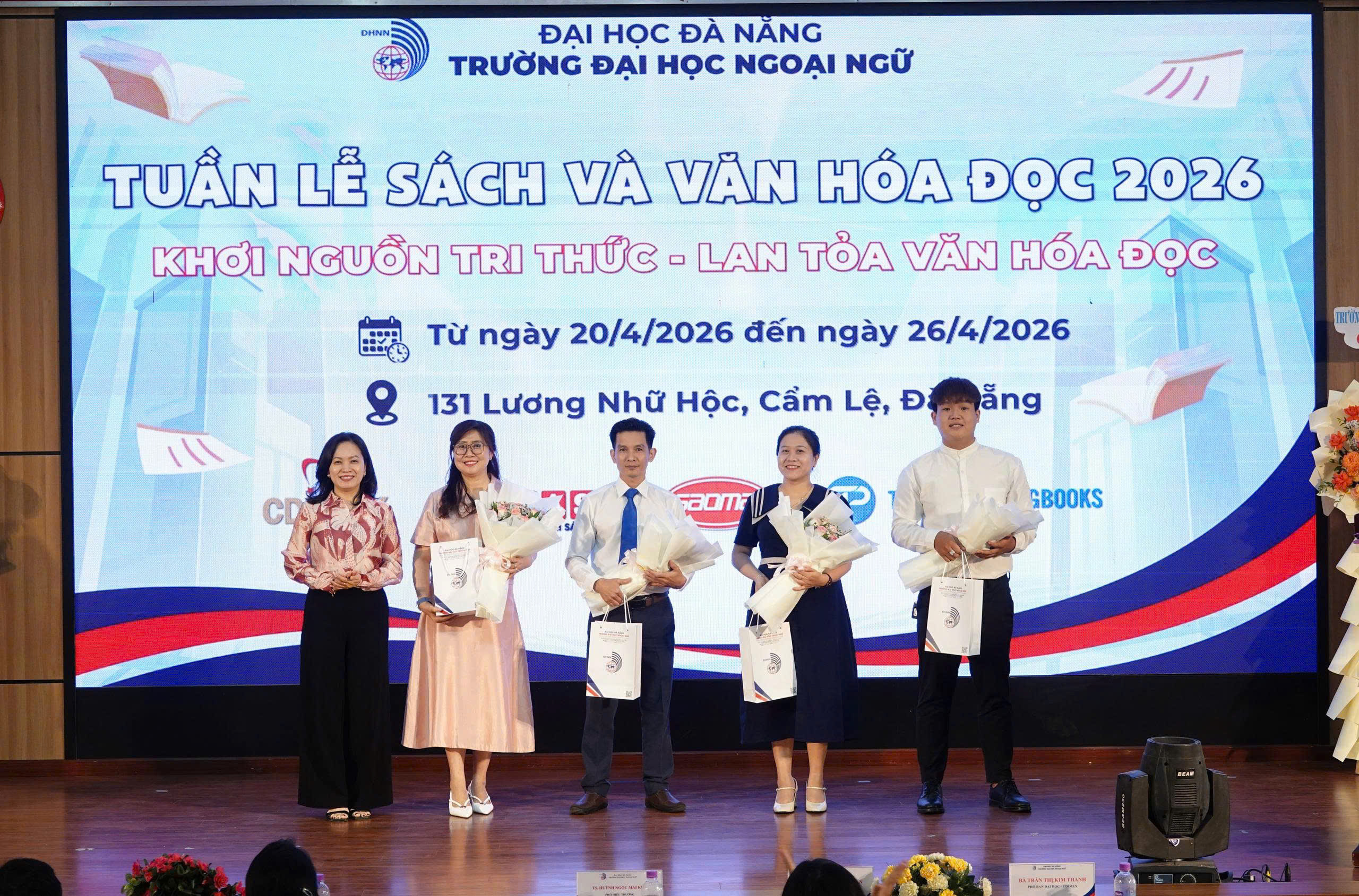 FAHASA trao tặng tủ sách trị giá 100 triệu đồng dành cho sinh viên Trường Đại học Ngoại ngữ - Đại học Đà Nẵng FAHASA trao tặng tủ sách trị giá 100 triệu đồng dành cho sinh viên Trường Đại học Ngoại ngữ - Đại học Đà Nẵng