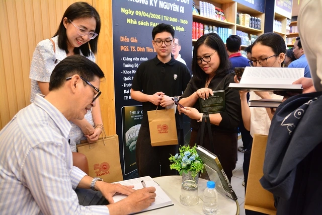 Ký tặng sách tại Workshop Marketing 7.0: Từ công nghệ đến tư duy trong kỷ nguyên AIẢnh: Q.TRÂN