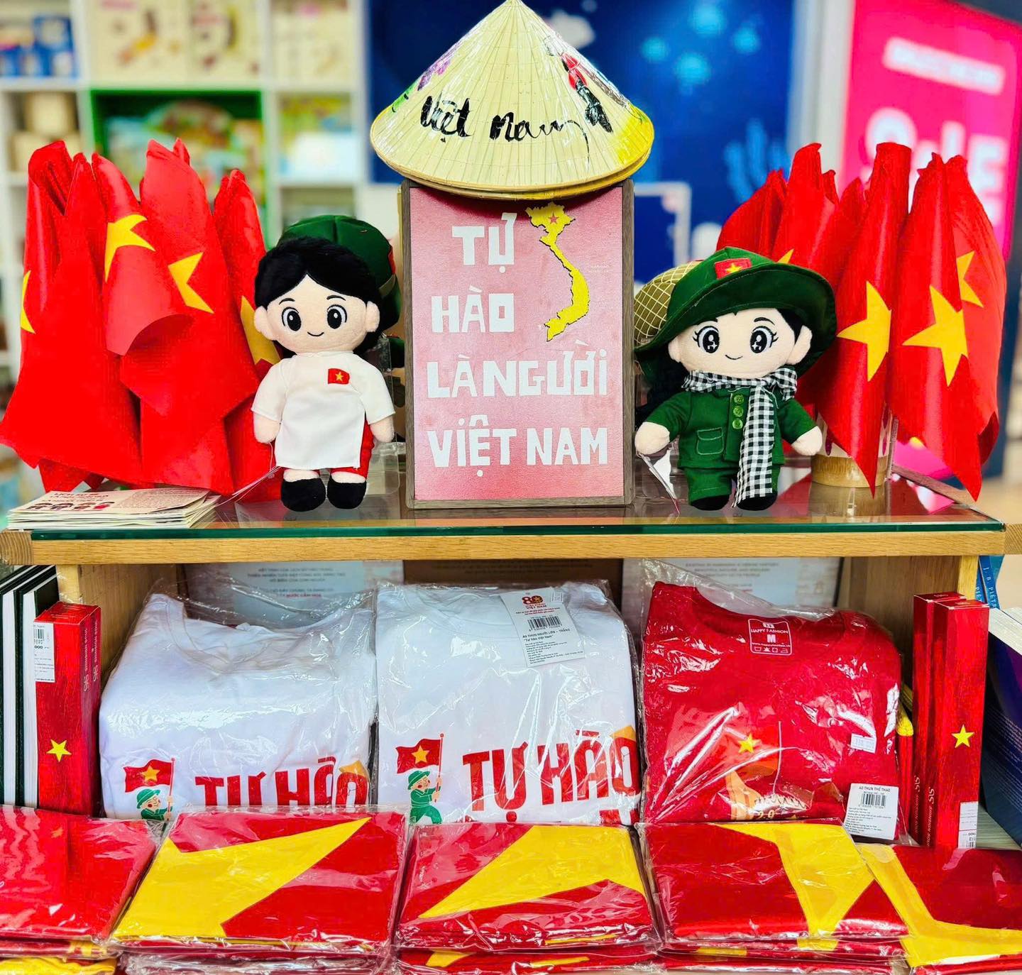Mua quà tặng 30/4 - 1/5 tại Nhà sách FAHASA