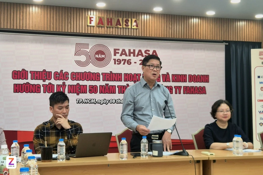Ông Phạm Nam Thắng (trái), quyền Tổng giám đốc, và ông Phạm Minh Thuận (giữa), Chủ tịch HĐQT, chia sẻ tại họp báo giới thiệu chương trình hoạt động của FAHASA. Ảnh: Đức An.