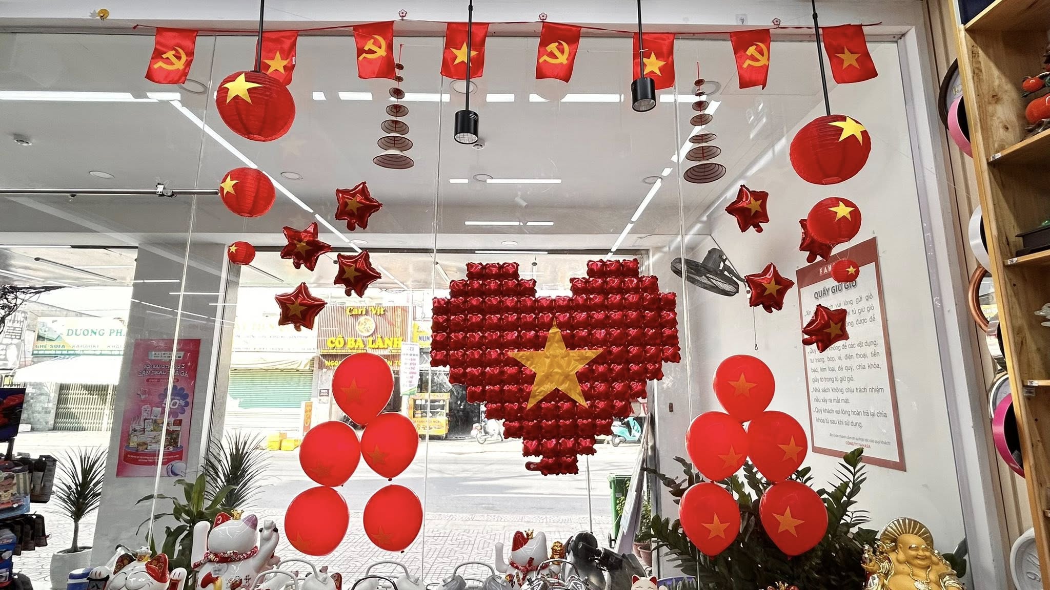 Trang trí bảng tin với cờ đỏ sao vàng ngày 30/4 - 1/5