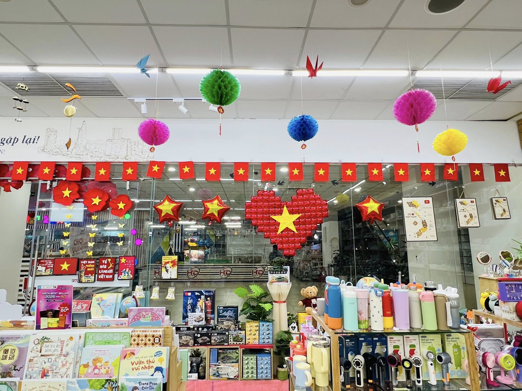 Trang trí bảng tin với cờ đỏ sao vàng ngày 30/4 - 1/5