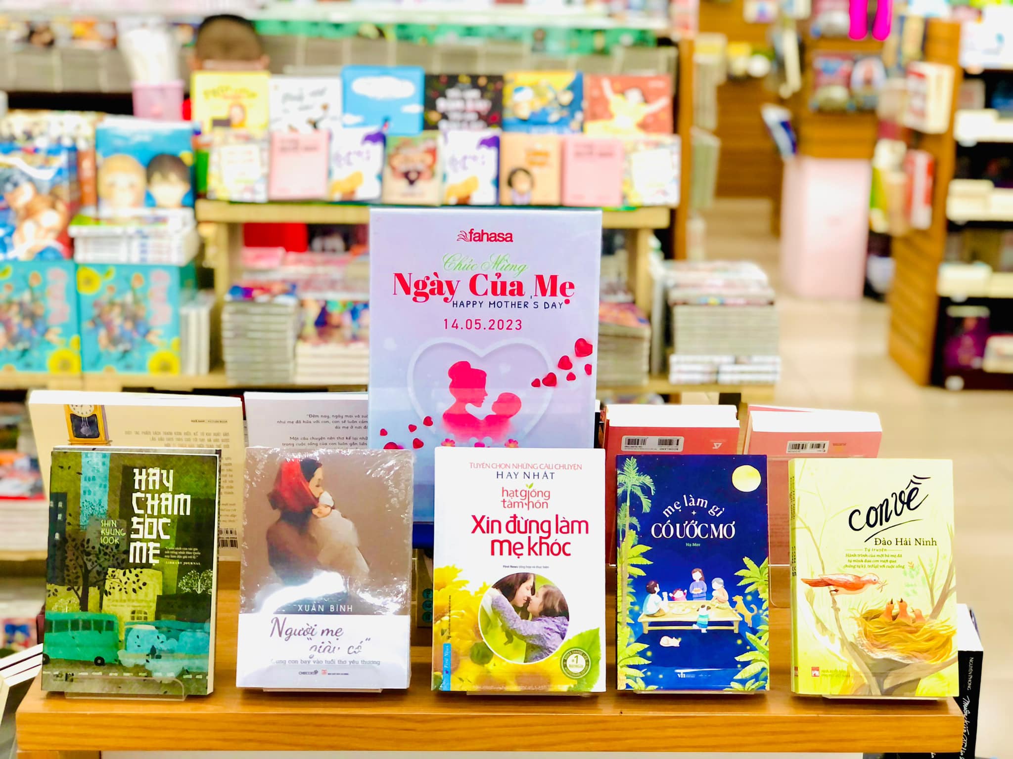Quà tặng ngày của mẹ tại Nhà sách FAHASA