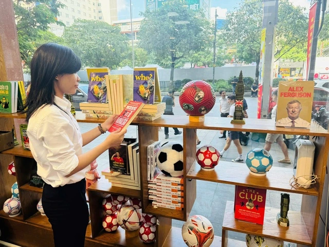 Các gian hàng tại nhà hát bài trí thu hút các fan Ảnh: Q.TRÂN