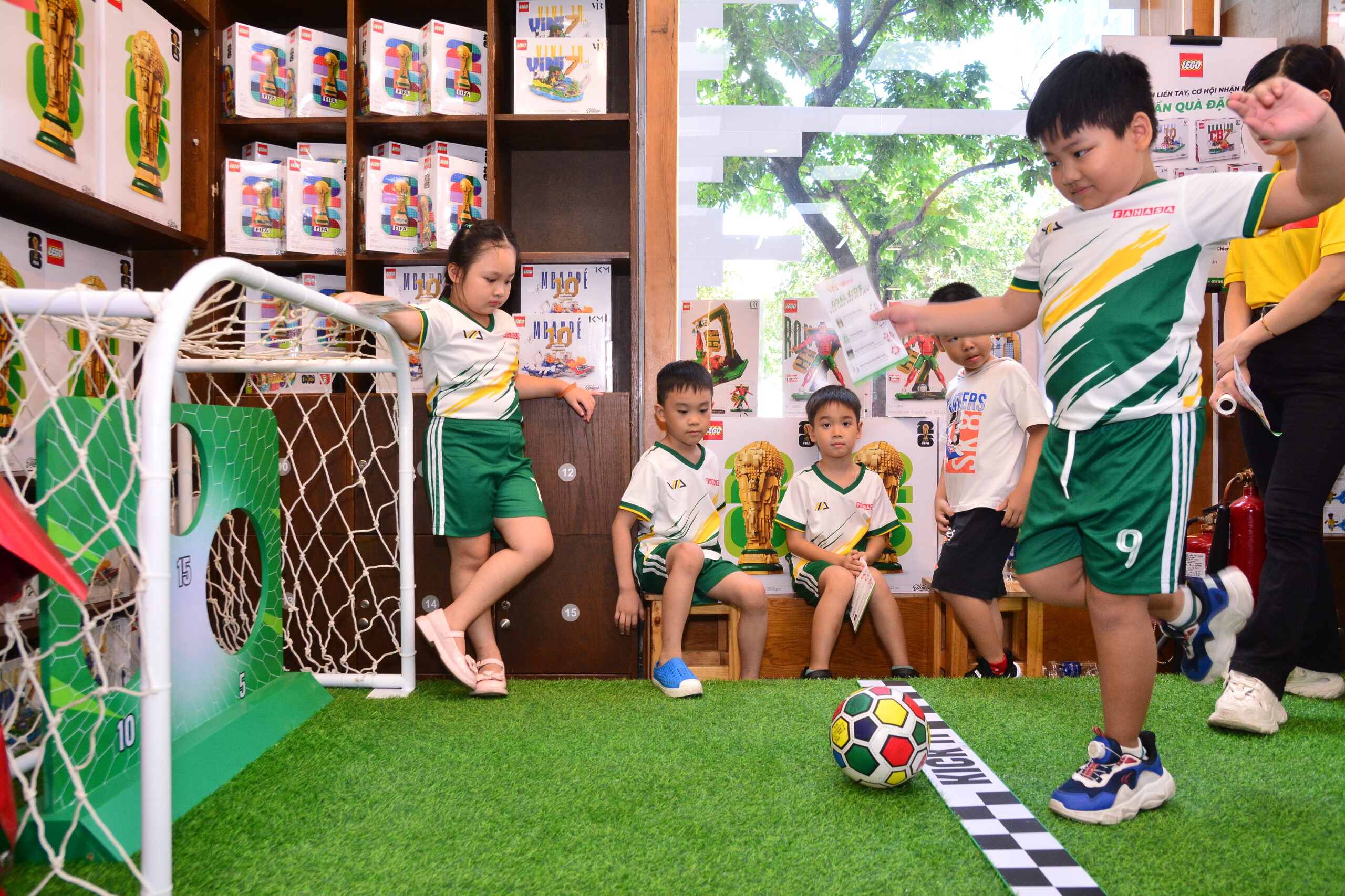 FAHASA Mở Bán Sản Phẩm Hot Lego® Chủ Đề Fifa World Cup 2026™ Tổ Chức Chương Trình Goals Kid – Sân Chơi Bóng Đá Mùa Hè 2026 Tại Nhà Sách Nguyễn Huệ (2)