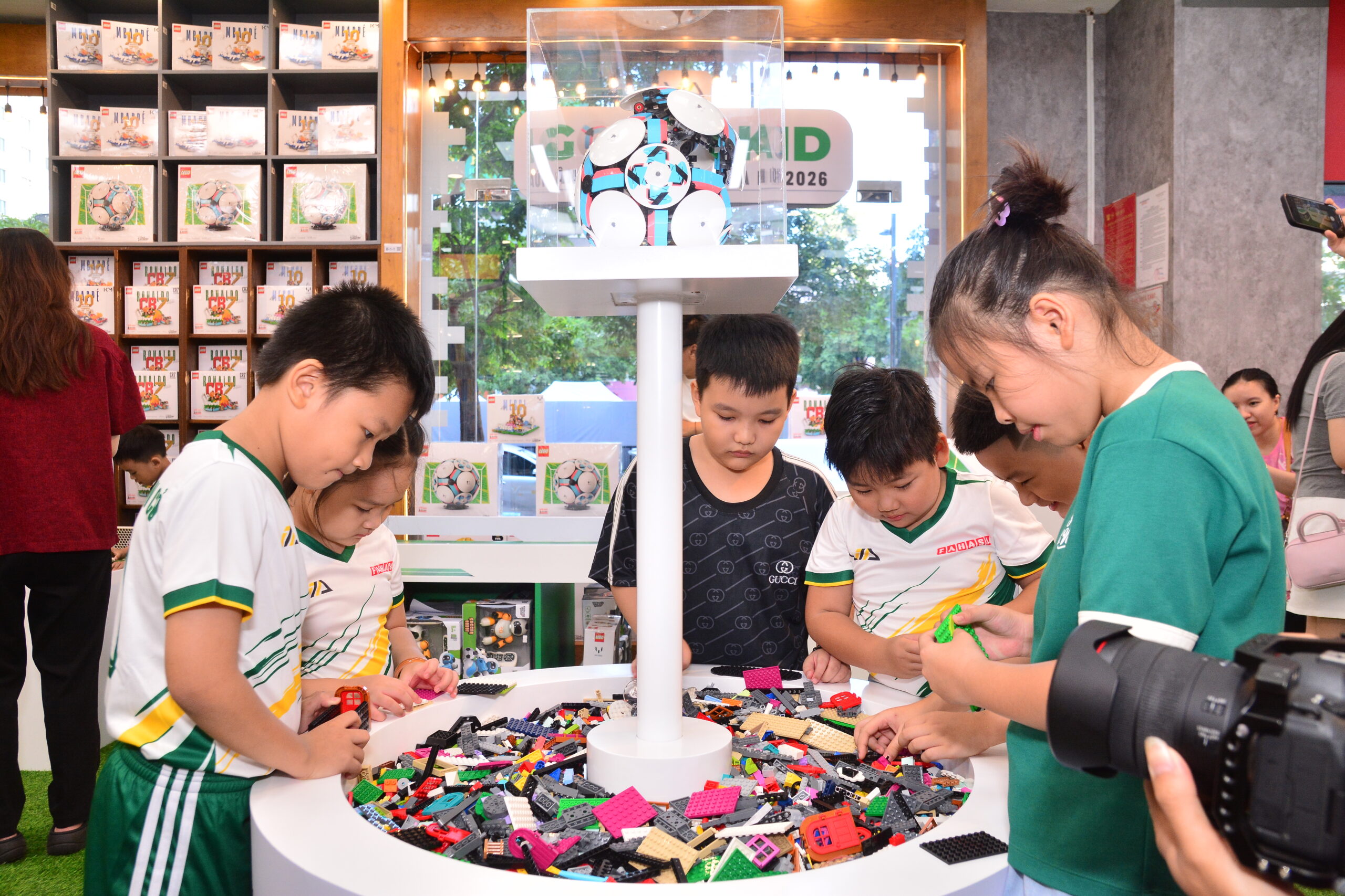 FAHASA Mở Bán Sản Phẩm Hot Lego® Chủ Đề Fifa World Cup 2026™ Tổ Chức Chương Trình Goals Kid – Sân Chơi Bóng Đá Mùa Hè 2026 Tại Nhà Sách Nguyễn Huệ (2)