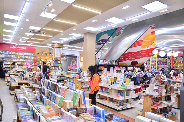 Không gian hiện đại tại một nhà sách FAHASA