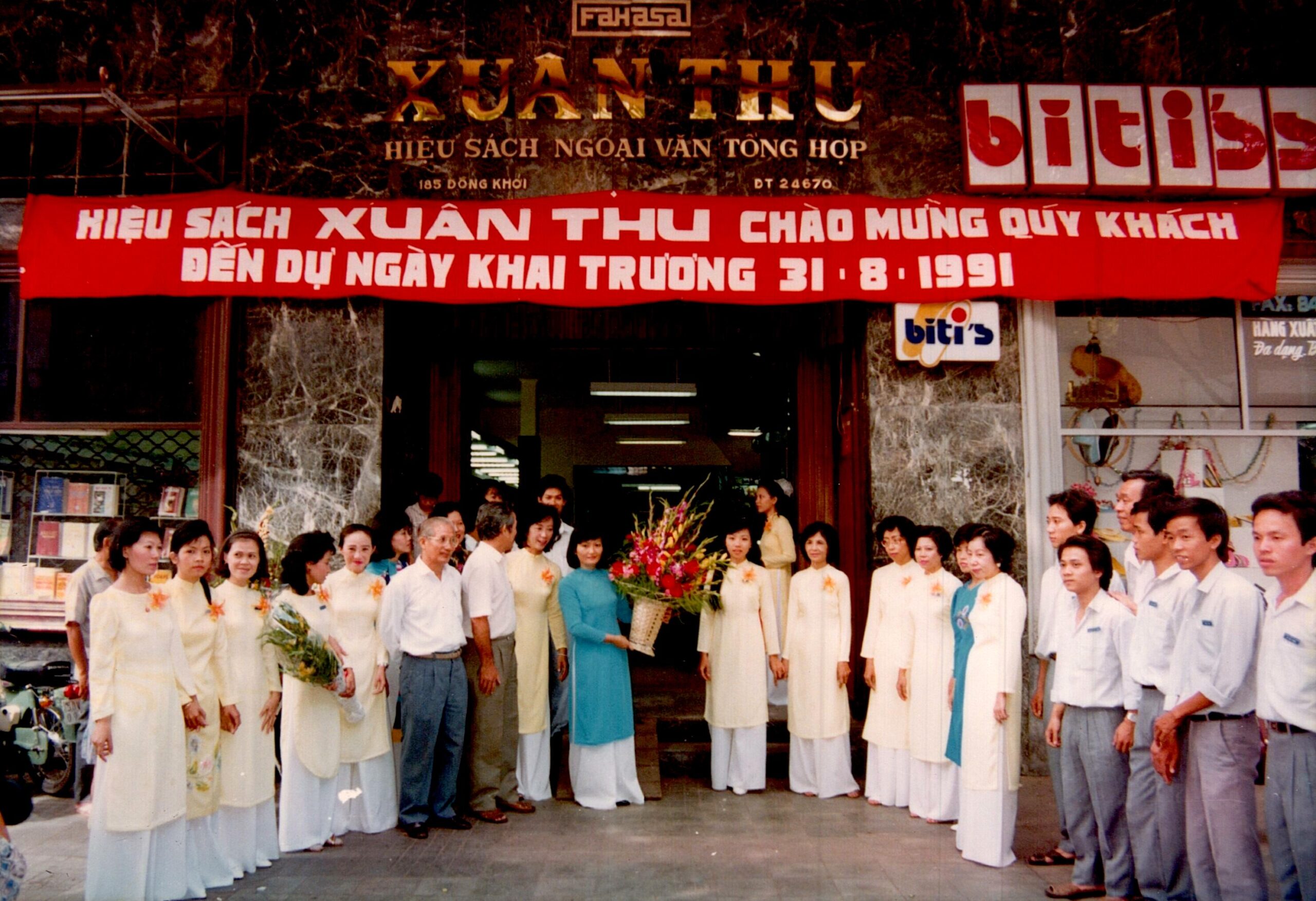 FAHASA 50 năm: Lời tri ân chân thành gửi đến hàng triệu độc giả đã luôn đồng hành. Nguồn: Nhà sách Xuân Thu chào mừng quý khách đến dự ngày khai trương (31.08.1991)