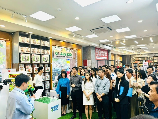 Quang cảnh lễ khai mạc không gian giải trí tại Nhà sách Nguyễn Huệ TP.HCM) dành cho những người hâm mộ bóng đáẢnh: Q.TRÂN