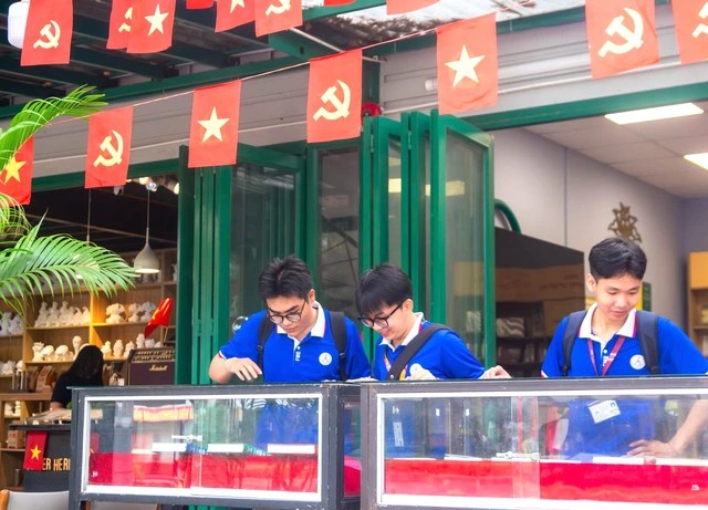Độc giả đang tham quan các triển lãm về Bác HồẢnh: BAN TỔ CHỨC