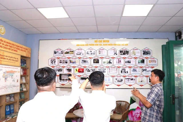 Không gian trưng bày Bác Hồ - Một tình yêu bao la tại Đường sách Thủ ĐứcẢnh: BAN TỔ CHỨC