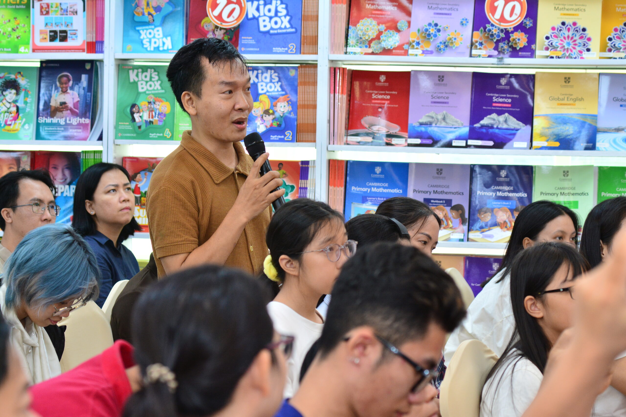 Công ty FAHASA phối hợp cùng NXB Trẻ tổ chức chương trình giao lưu và ký tặng cùng nhà văn Nguyễn Nhật Ánh Ngày 13.06.2026 (4)