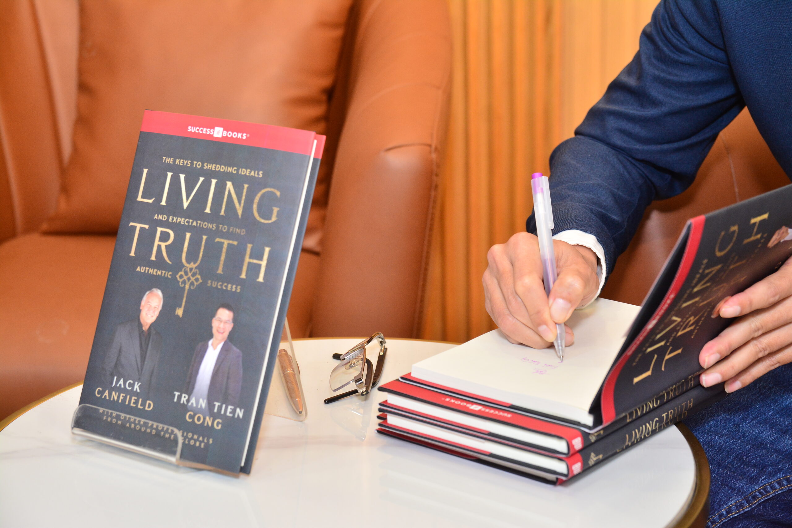 FAHASA Phối Hợp Cùng Tác Giả Trần Tiến Công Tổ Chức Giao Lưu Và Ra Mắt Sách “Living Truth” Ngày 09.06.2026 (6) FAHASA Phối Hợp Cùng Tác Giả Trần Tiến Công Tổ Chức Giao Lưu Và Ra Mắt Sách “Living Truth” Ngày 09.06.2026 (6)