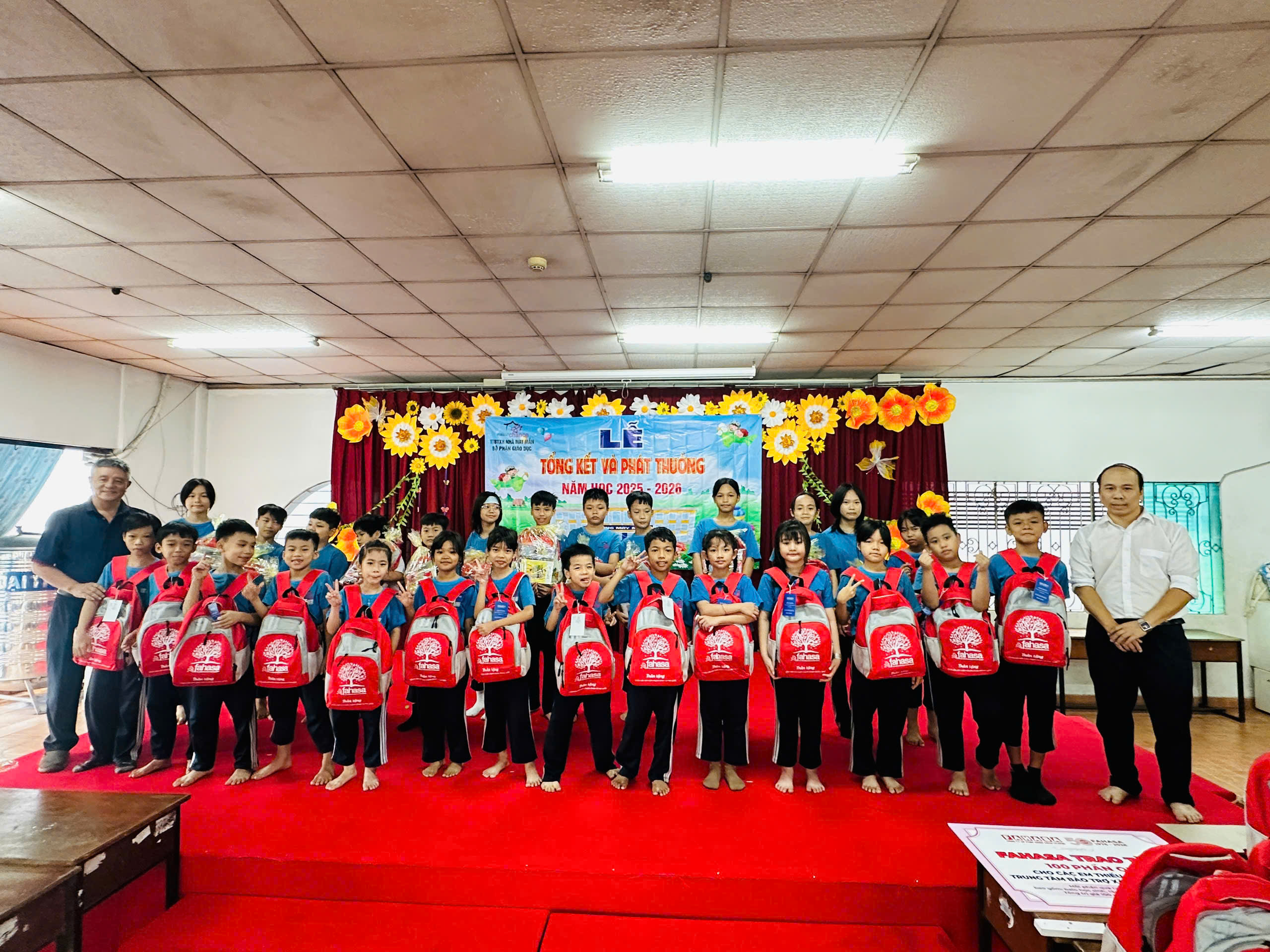 FAHASA trao tặng 100 phần quà đến các em nhỏ tại Trung Tâm Bảo Trợ Xã Hội Nhà May Mắn (3)