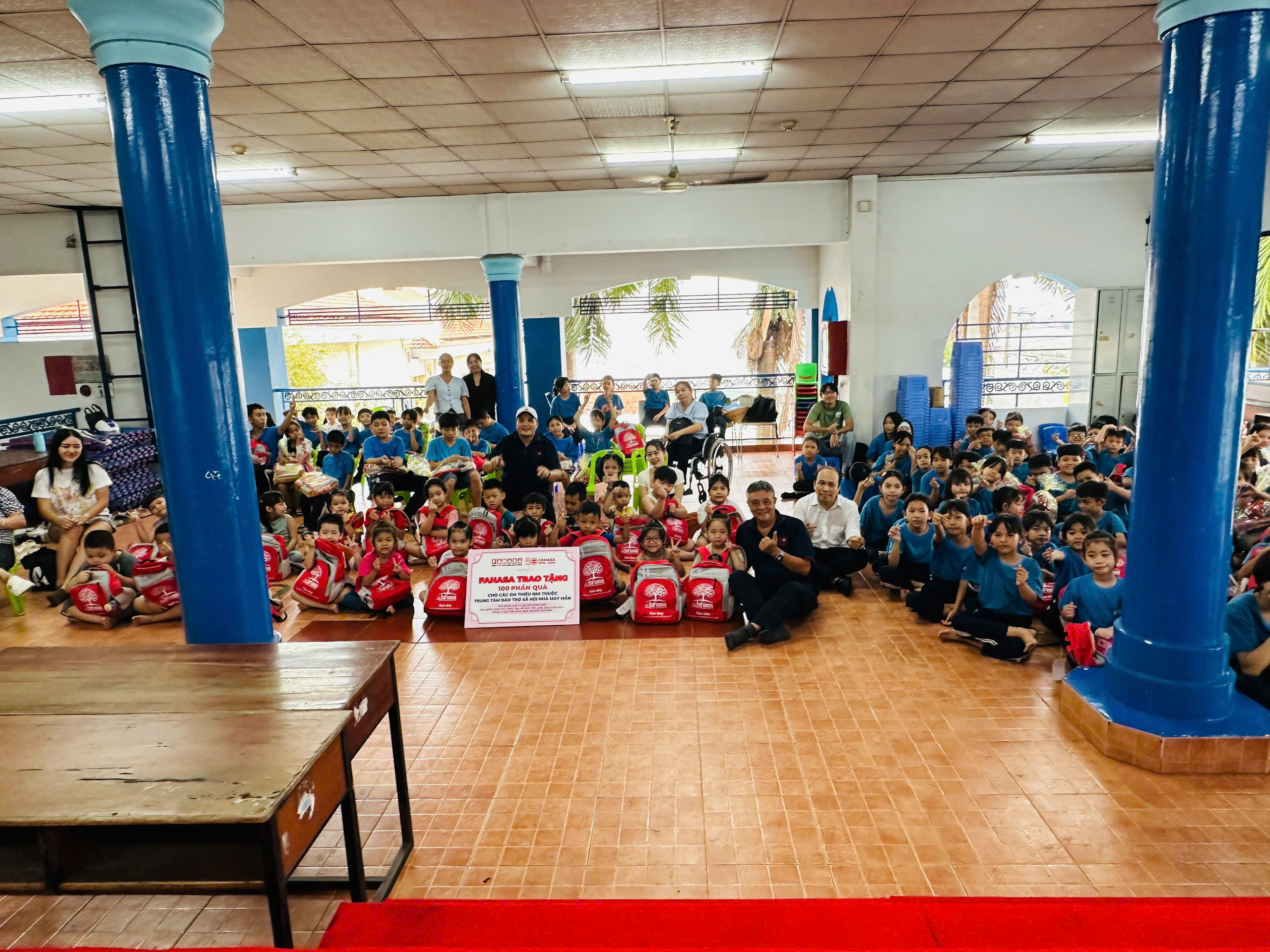 FAHASA trao tặng 100 phần quà đến các em nhỏ tại Trung Tâm Bảo Trợ Xã Hội Nhà May Mắn (7)