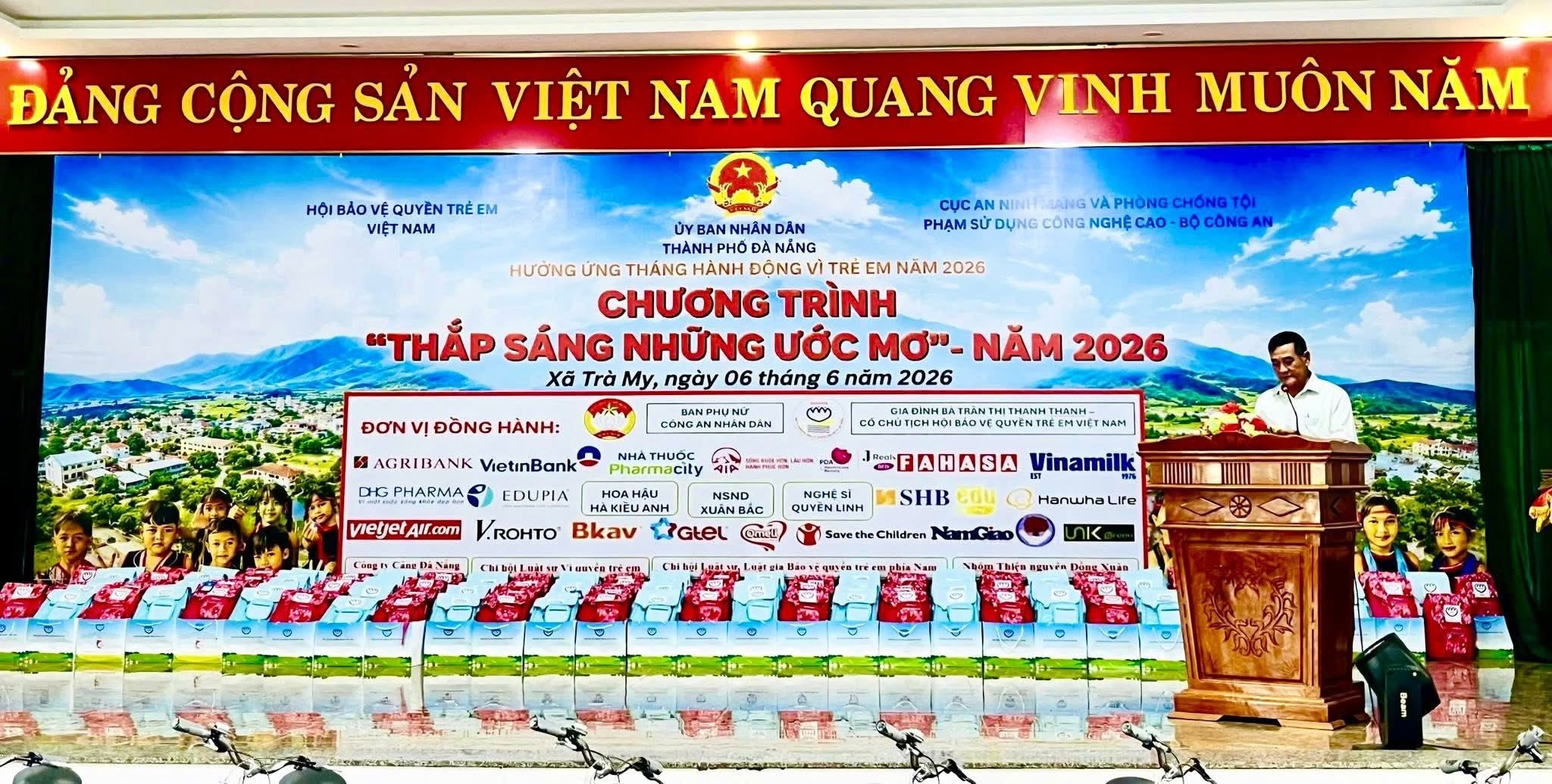 FAHASA đã có đóng góp xuất sắc trong chương trình " Thắp sáng những ước mơ" năm 2026 FAHASA đã có đóng góp xuất sắc trong chương trình " Thắp sáng những ước mơ" năm 2026