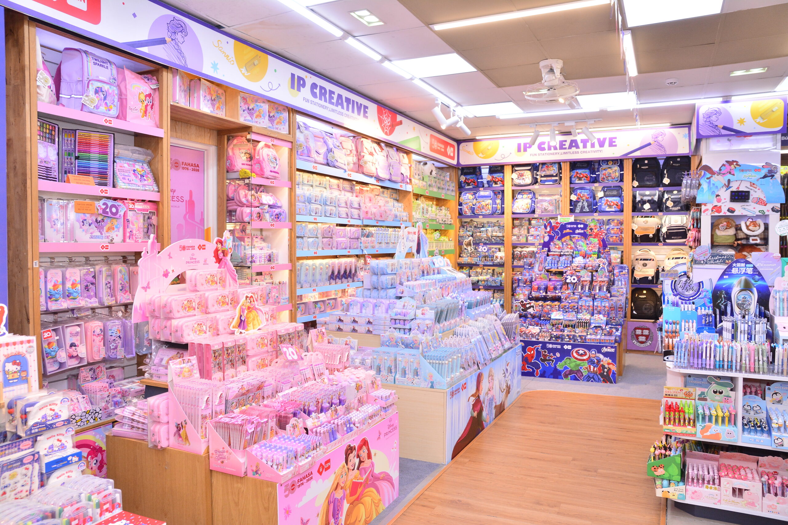 Bộ sưu tập sản phẩm bản quyền nổi bật như Hello Kitty với ba phiên bản thiết kế mới, Marvel (Avengers & Spider-Man), Disney Princess, các nhân vật thuộc Sanrio gồm Kuromi, Cinnamoroll, My Melody, Pochacco, cùng các bộ sưu tập lấy cảm hứng từ Zootopia và các sản phẩm liên quan tới chủ đề Khủng long