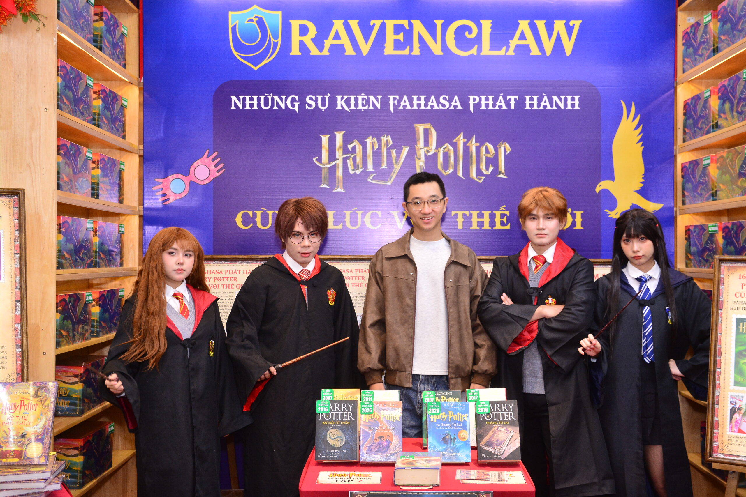 FAHASA Tổ Chức Lễ Hội Harry Potter Ra Mắt Và Unbox Boxset Harry Potter 7 Tập - Bản Bìa Cứng Độc Quyền FAHASA (2)