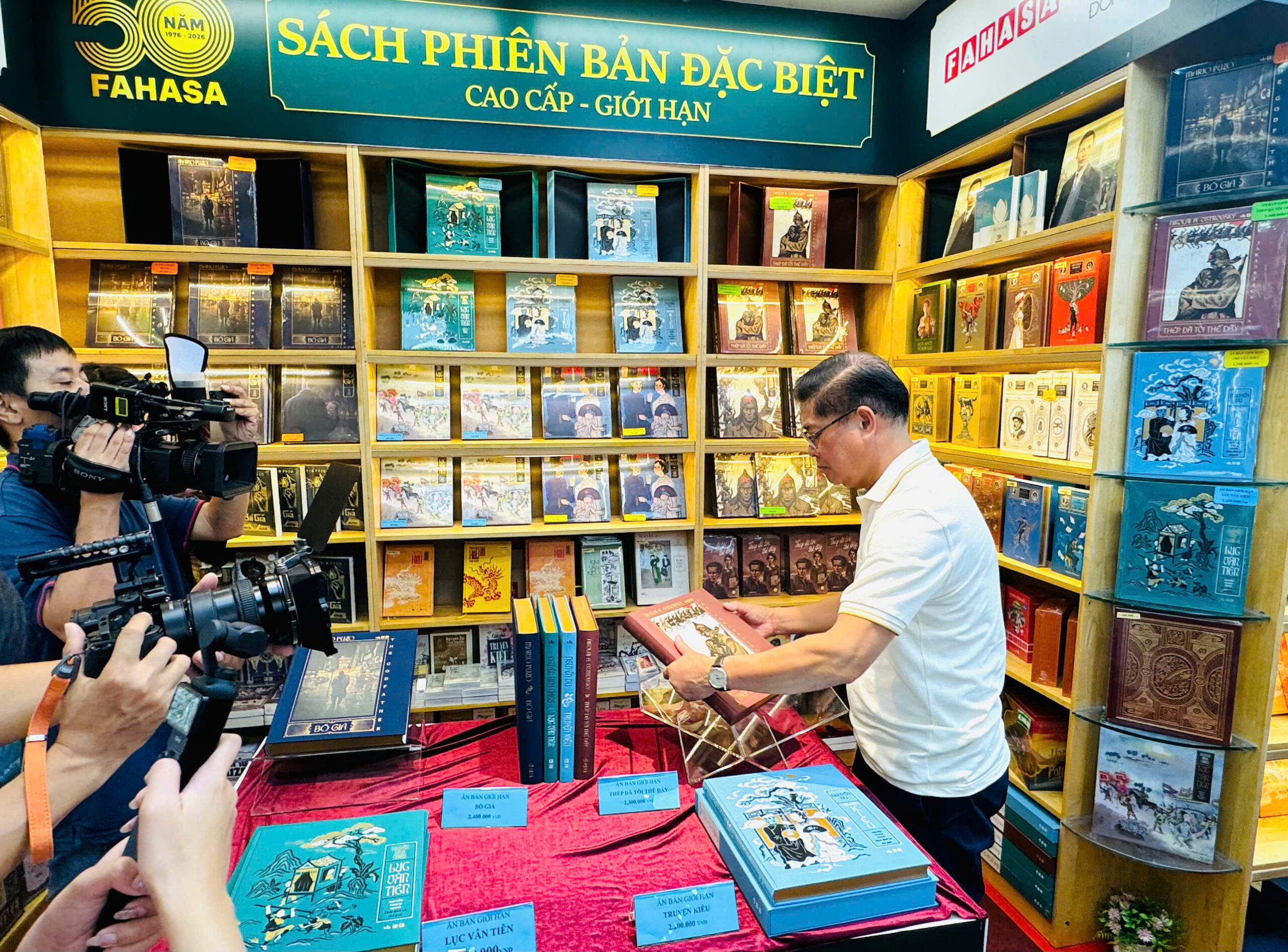 Tiết lộ chuyện hậu trường 'Truyện Kiều', 'Lục Vân Tiên'...lần đầu tiên phiên bản đặc biệt - Ảnh 3. Ông Phạm Minh Thuận – Chủ tịch HĐQT Fahasa giới thiệu với báo chí bộ sách phiên bản đặc biệt Ảnh: QUỲNH TRÂN