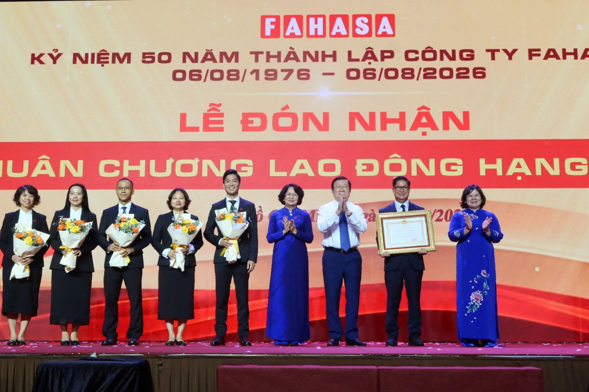 Thừa ủy quyền của Chủ tịch nước, Phó Bí thư Thành ủy TP.Hồ Chí Minh Văn Thị Bạch Tuyết trao tặng Huân chương Lao động hạng Nhất cho Công ty FAHASA