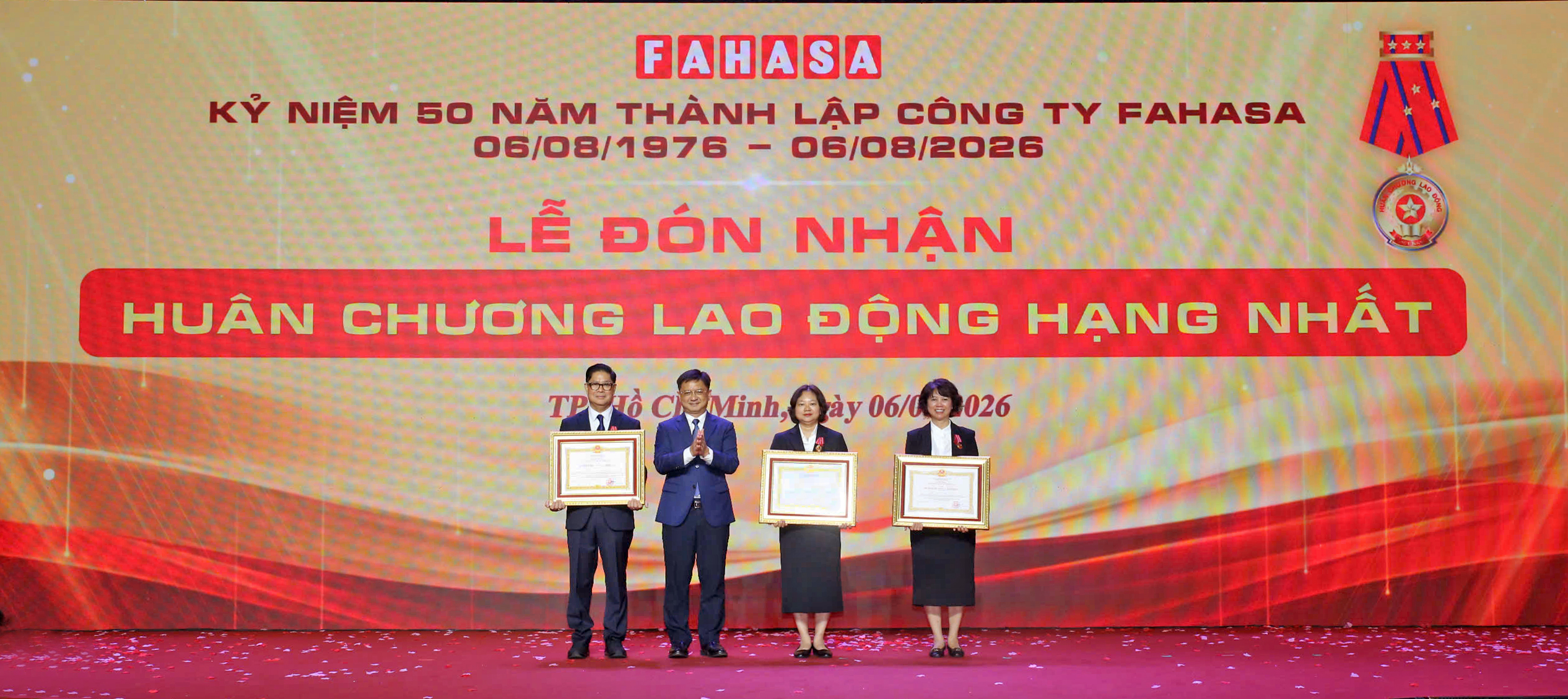 FAHASA vinh dự nhận Huân chương Lao động hạng Nhì của Chủ tịch nước trao tặng cho Ông Phạm Minh Thuận; trao tặng Huân chương Lao động hạng Ba cho Bà Lê Thị Thu Huyền và Bà Phạm Thị Hóa FAHASA vinh dự nhận Huân chương Lao động hạng Nhì của Chủ tịch nước trao tặng cho Ông Phạm Minh Thuận; trao tặng Huân chương Lao động hạng Ba cho Bà Lê Thị Thu Huyền và Bà Phạm Thị Hóa