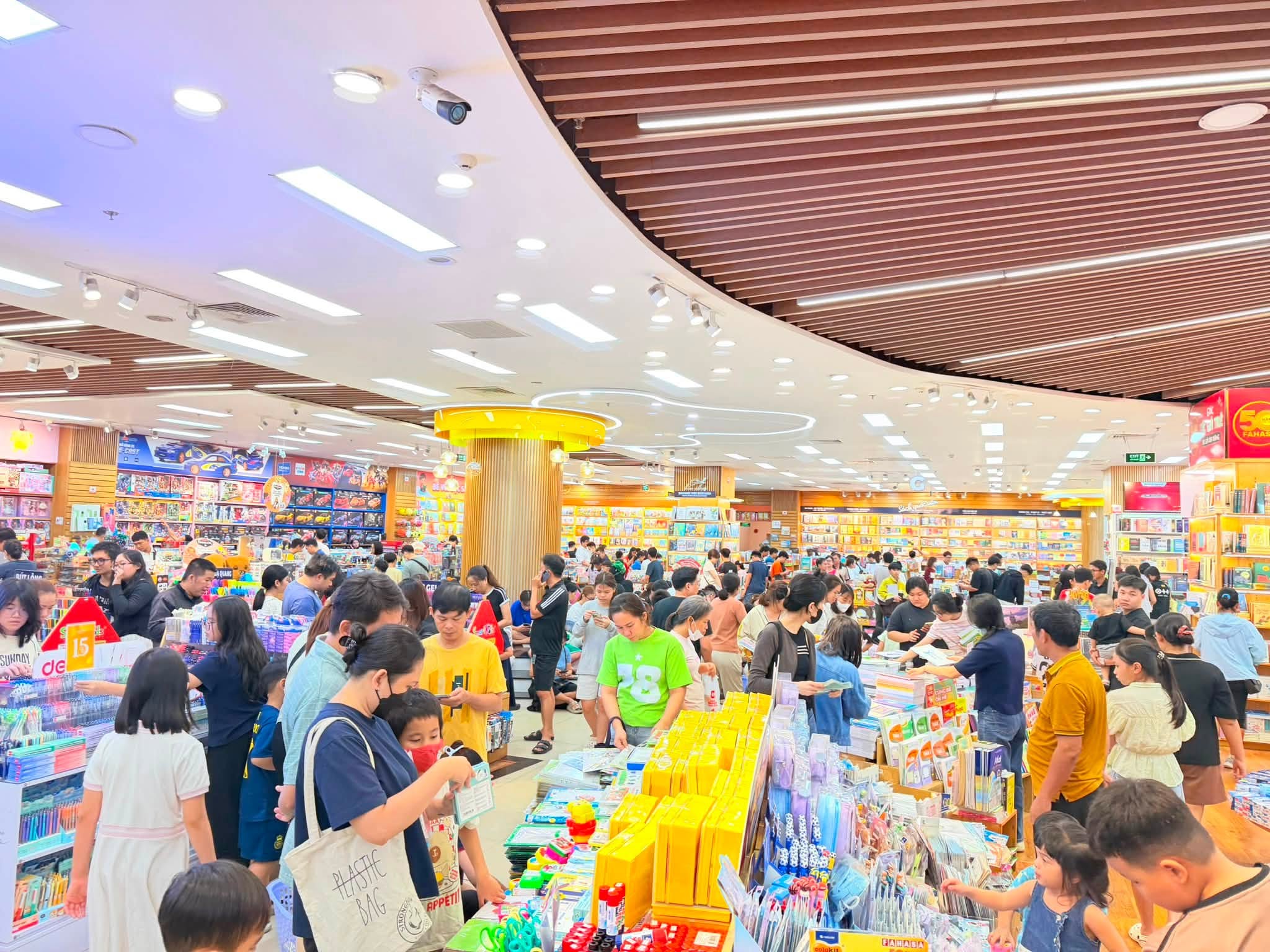 Mua dụng cụ học tập online tiện khi cần tiết kiệm thời gian, trong khi mua tại cửa hàng giúp dễ xem và chọn sản phẩm trực tiếp.