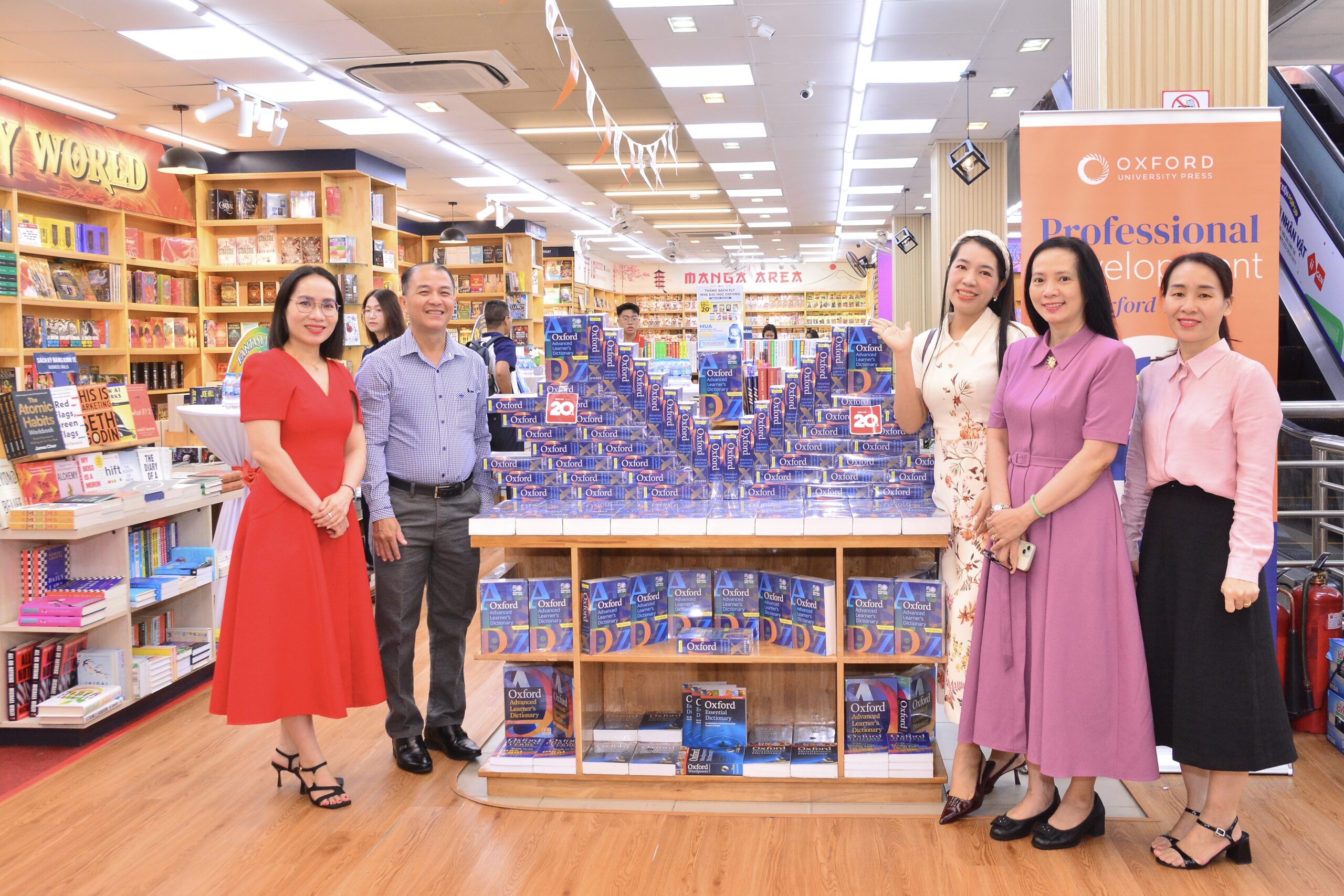 Hình ảnh chụp lưu niệm của Bà Nguyễn Thị Phụng - Phó Tổng Giám Đốc công ty FAHASA chụp ảnh cùng Bà Nguyễn Thị Diệu Uyên là Trưởng Văn phòng đại diện Nhà xuất bản Đại học Oxford (Oxford University Press)