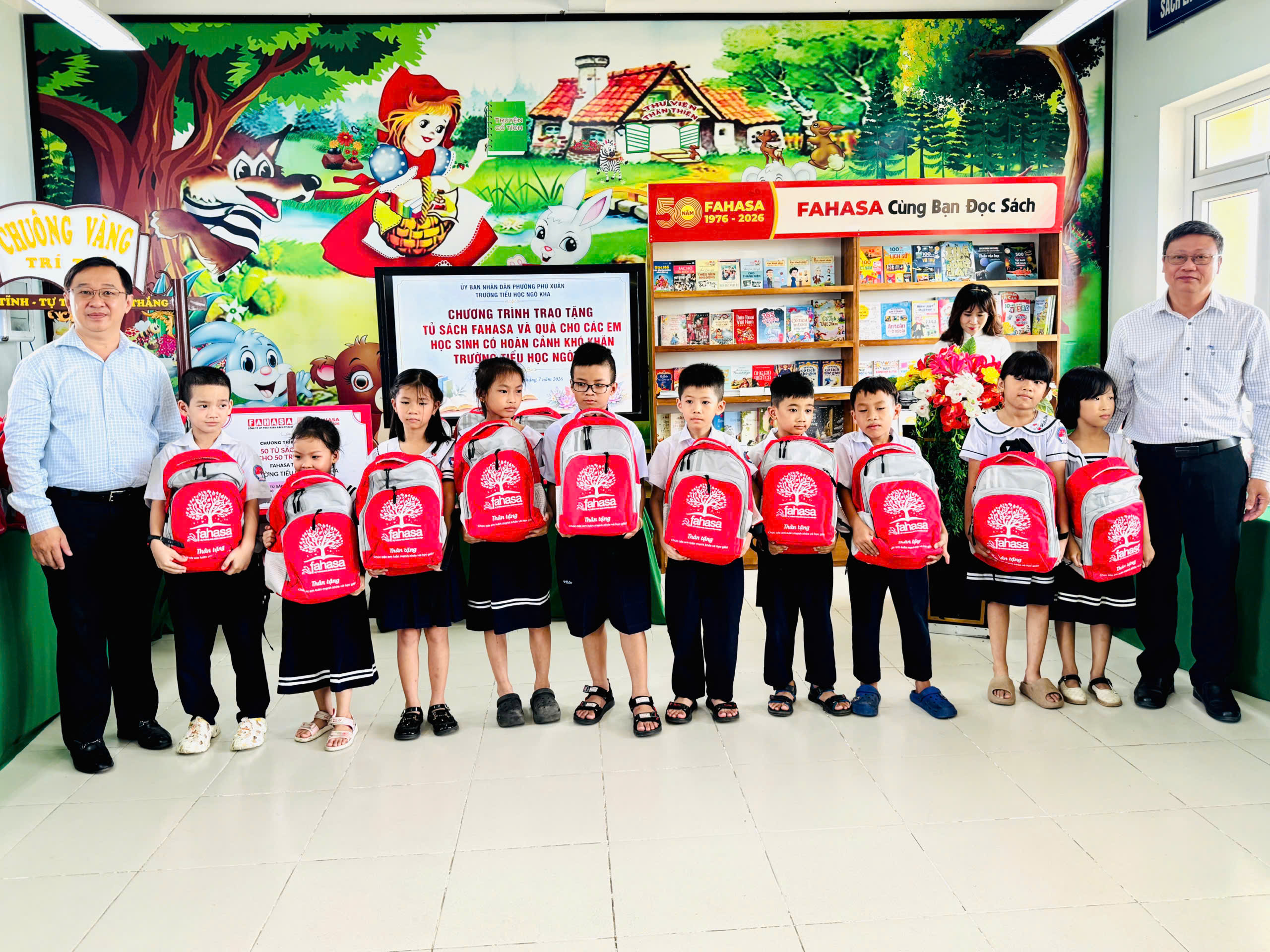 FAHASA trao tặng tủ sách và quà cho học sinh Trường Tiểu học Ngô Kha