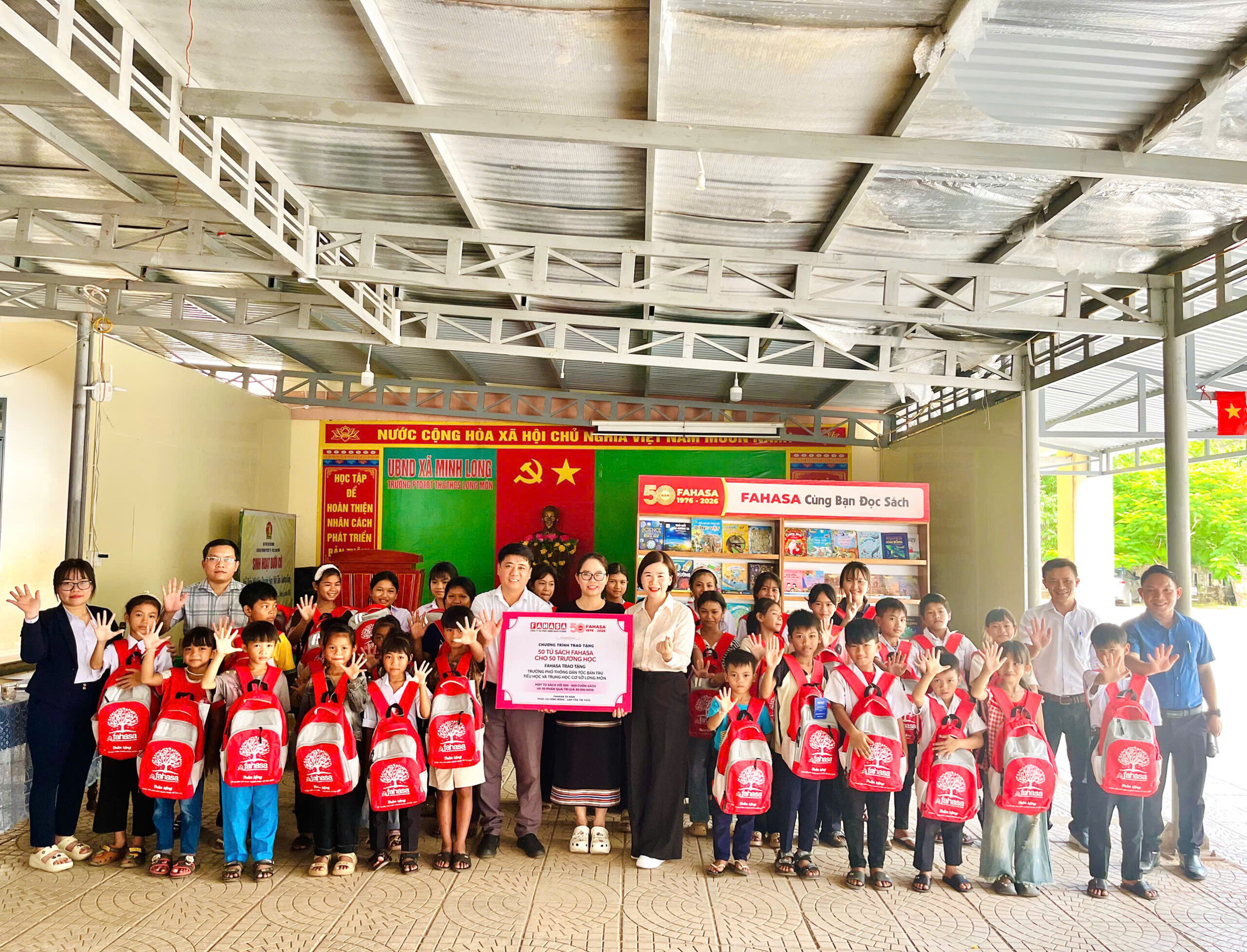 FAHASA trao tặng tủ sách và quà cho học sinh Trường PTDTBT Tiểu học và THCS Long Môn