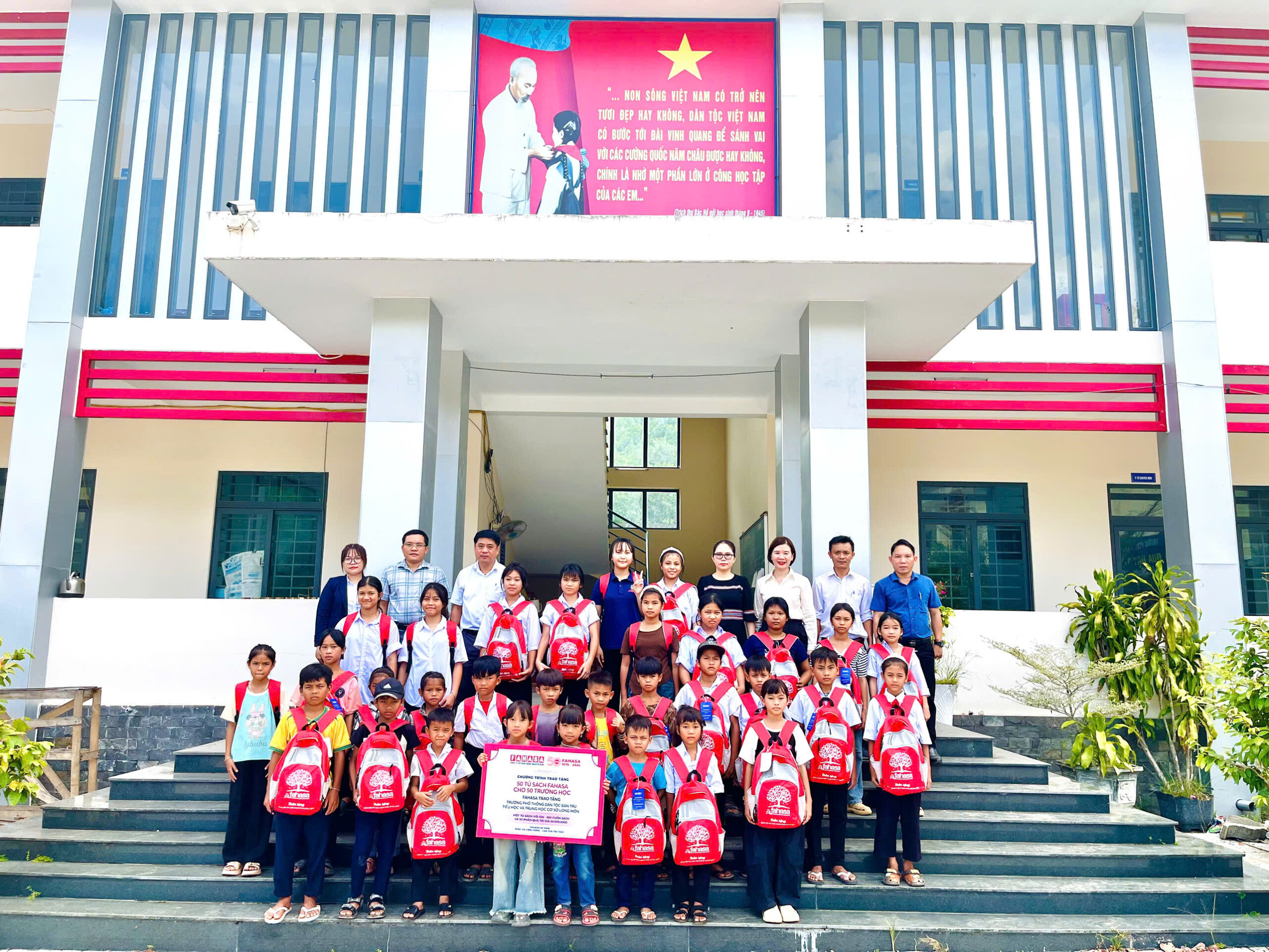 FAHASA trao tặng tủ sách và quà cho học sinh Trường PTDTBT Tiểu học và THCS Long Môn