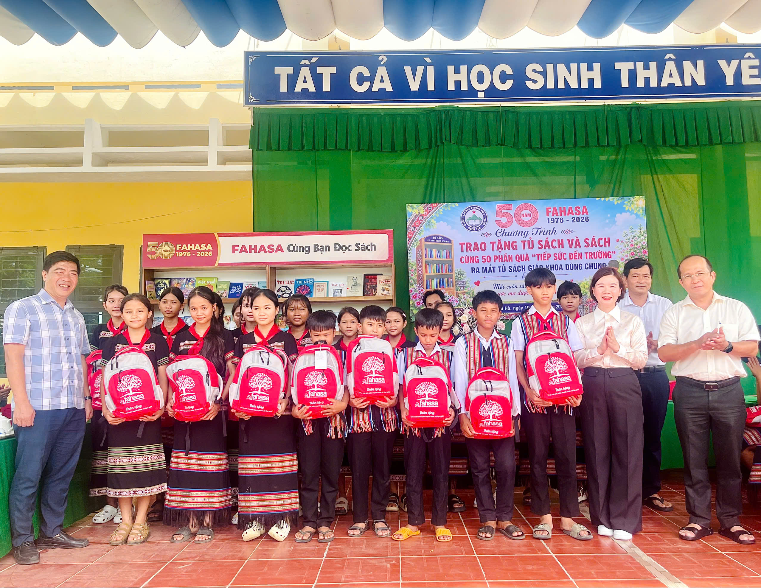 FAHASA trao tặng tủ sách và quà cho học sinh Trường Phổ Thông Dân Tộc Nội Trú THCS Huyện Sơn Hà