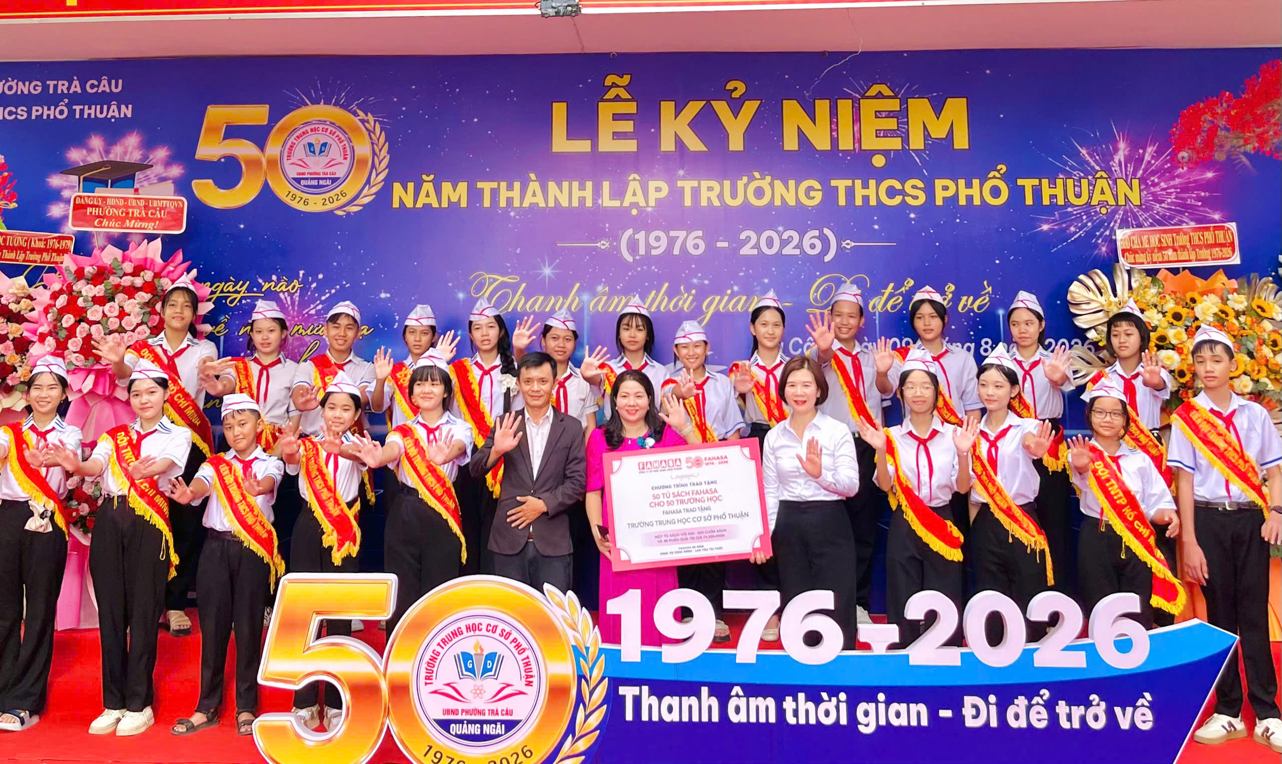 FAHASA trao tặng tủ sách và quà cho học sinh Trường THCS Phổ Thuận