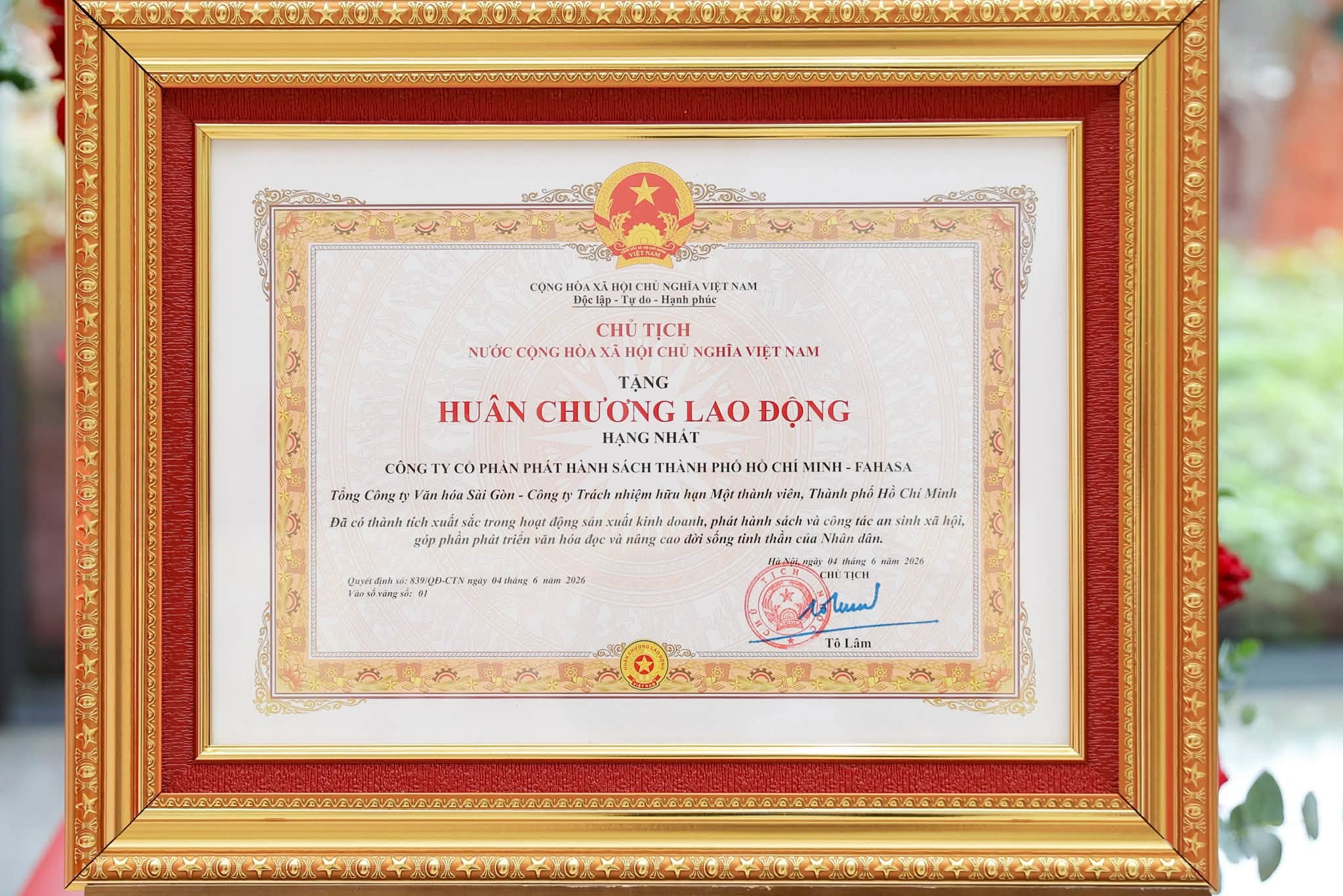 Trong không khí trang trọng của buổi lễ, FAHASA vinh dự đón nhận Huân chương Lao động hạng Nhất cùng những phần thưởng cao quý của Đảng, Nhà nước và Chính phủ. Đây là sự ghi nhận đối với những nỗ lực bền bỉ và đóng góp của FAHASA trong hoạt động kinh doanh, phát triển văn hóa đọc và phục vụ cộng đồng.