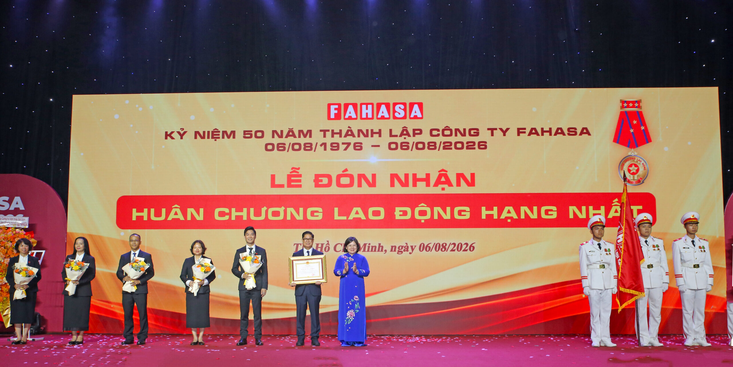 Trong không khí trang trọng của buổi lễ, FAHASA vinh dự đón nhận Huân chương Lao động hạng Nhất cùng những phần thưởng cao quý của Đảng, Nhà nước và Chính phủ. Đây là sự ghi nhận đối với những nỗ lực bền bỉ và đóng góp của FAHASA trong hoạt động kinh doanh, phát triển văn hóa đọc và phục vụ cộng đồng.