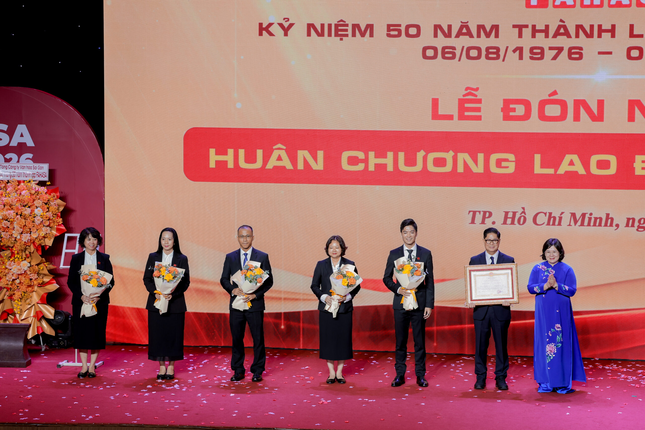 Trong không khí trang trọng của buổi lễ, FAHASA vinh dự đón nhận Huân chương Lao động hạng Nhất cùng những phần thưởng cao quý của Đảng, Nhà nước và Chính phủ. Đây là sự ghi nhận đối với những nỗ lực bền bỉ và đóng góp của FAHASA trong hoạt động kinh doanh, phát triển văn hóa đọc và phục vụ cộng đồng.