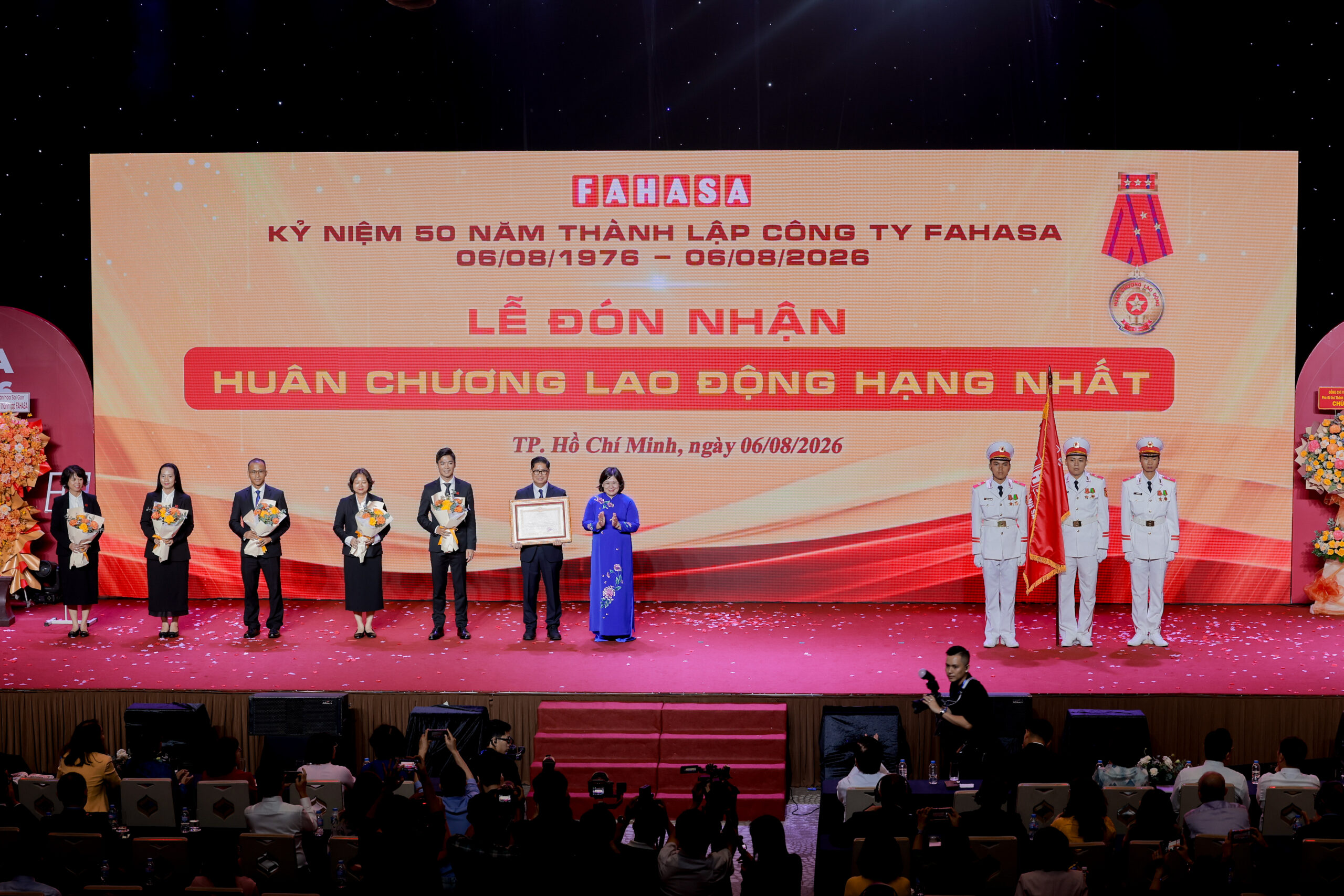 Trong không khí trang trọng của buổi lễ, FAHASA vinh dự đón nhận Huân chương Lao động hạng Nhất cùng những phần thưởng cao quý của Đảng, Nhà nước và Chính phủ. Đây là sự ghi nhận đối với những nỗ lực bền bỉ và đóng góp của FAHASA trong hoạt động kinh doanh, phát triển văn hóa đọc và phục vụ cộng đồng. Trong không khí trang trọng của buổi lễ, FAHASA vinh dự đón nhận Huân chương Lao động hạng Nhất cùng những phần thưởng cao quý của Đảng, Nhà nước và Chính phủ. Đây là sự ghi nhận đối với những nỗ lực bền bỉ và đóng góp của FAHASA trong hoạt động kinh doanh, phát triển văn hóa đọc và phục vụ cộng đồng.
