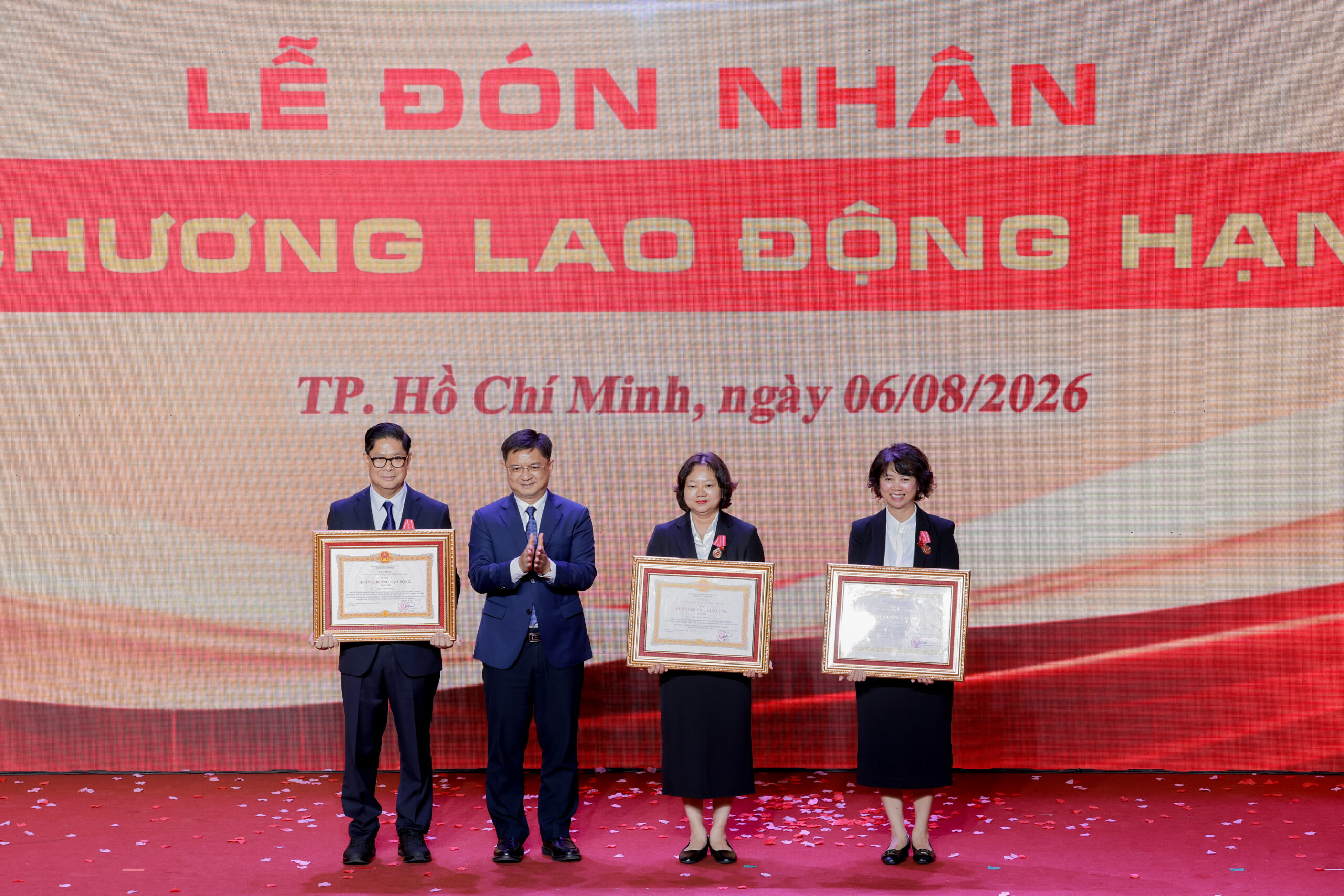 FAHASA vinh dự nhận Huân chương Lao động hạng Nhì của Chủ tịch nước trao tặng cho Ông Phạm Minh Thuận; trao tặng Huân chương Lao động hạng Ba cho Bà Lê Thị Thu Huyền và Bà Phạm Thị Hóa