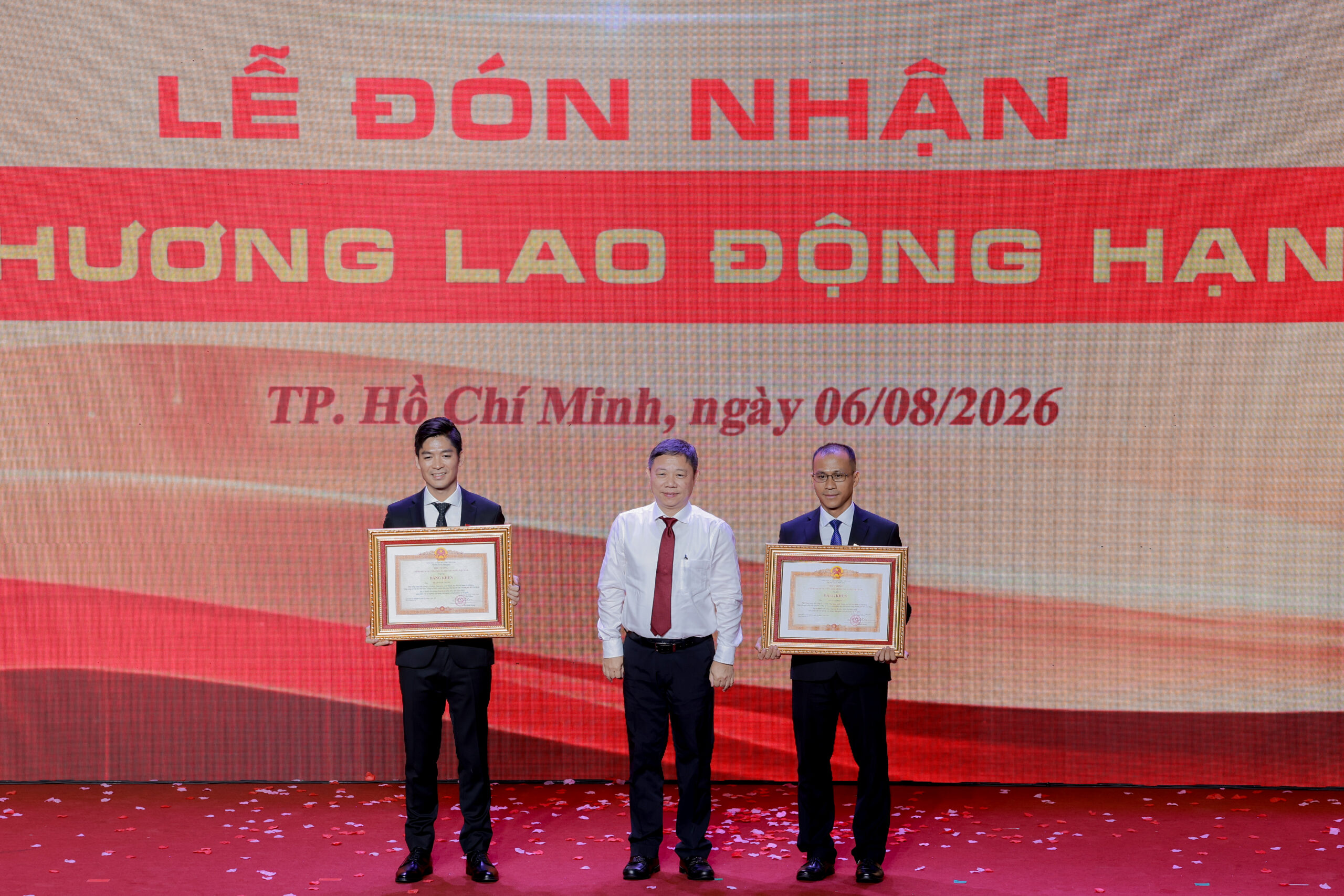 Thủ tướng Chính Phủ tặng Bằng khen cho ông Phạm Nam Thắng – Phó chủ tịch HĐQT – Tổng giám đốc Hệ thống nhà sách FAHASA RETAIL, và ông Hồ Cao Trọng – Tổng giám đốc Công ty Cổ phần Phát hành sách TP.HCM, ghi nhận những thành tích trong công tác giai đoạn 2021-2025, góp phần vào sự nghiệp xây dựng chủ nghĩa xã hội và bảo vệ Tổ quốc