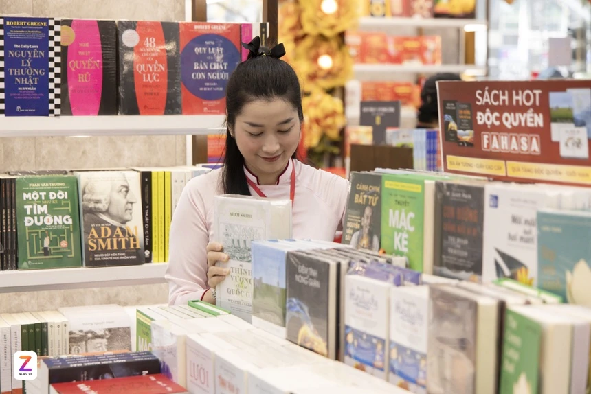 Nhà sách trên đường Nguyễn Huệ (phường Sài Gòn, TP.HCM). Ảnh: Phương Lâm.