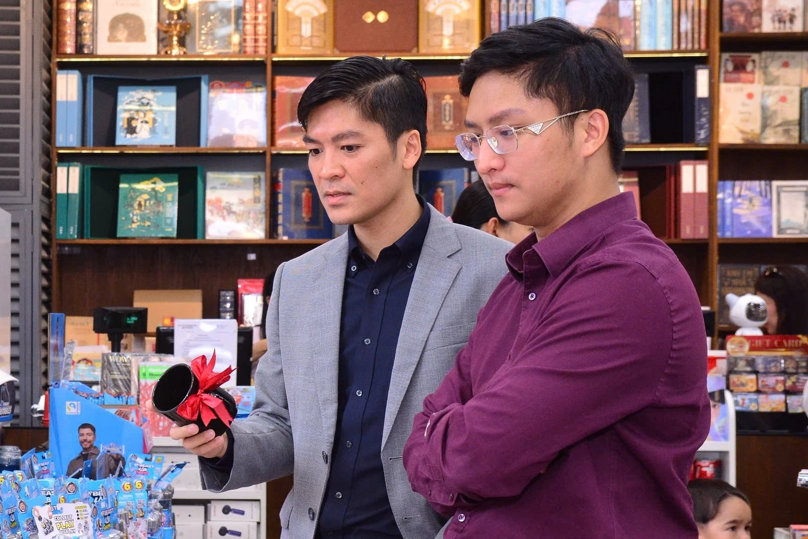 Ông Phạm Nam Thắng (trái), Phó chủ tịch HĐQT kiêm Tổng giám đốc FAHASA Retail và ông Phạm Minh Nhật Hùng, Trưởng phòng Marketing, tại nhà sách trên đường Nguyễn Huệ.