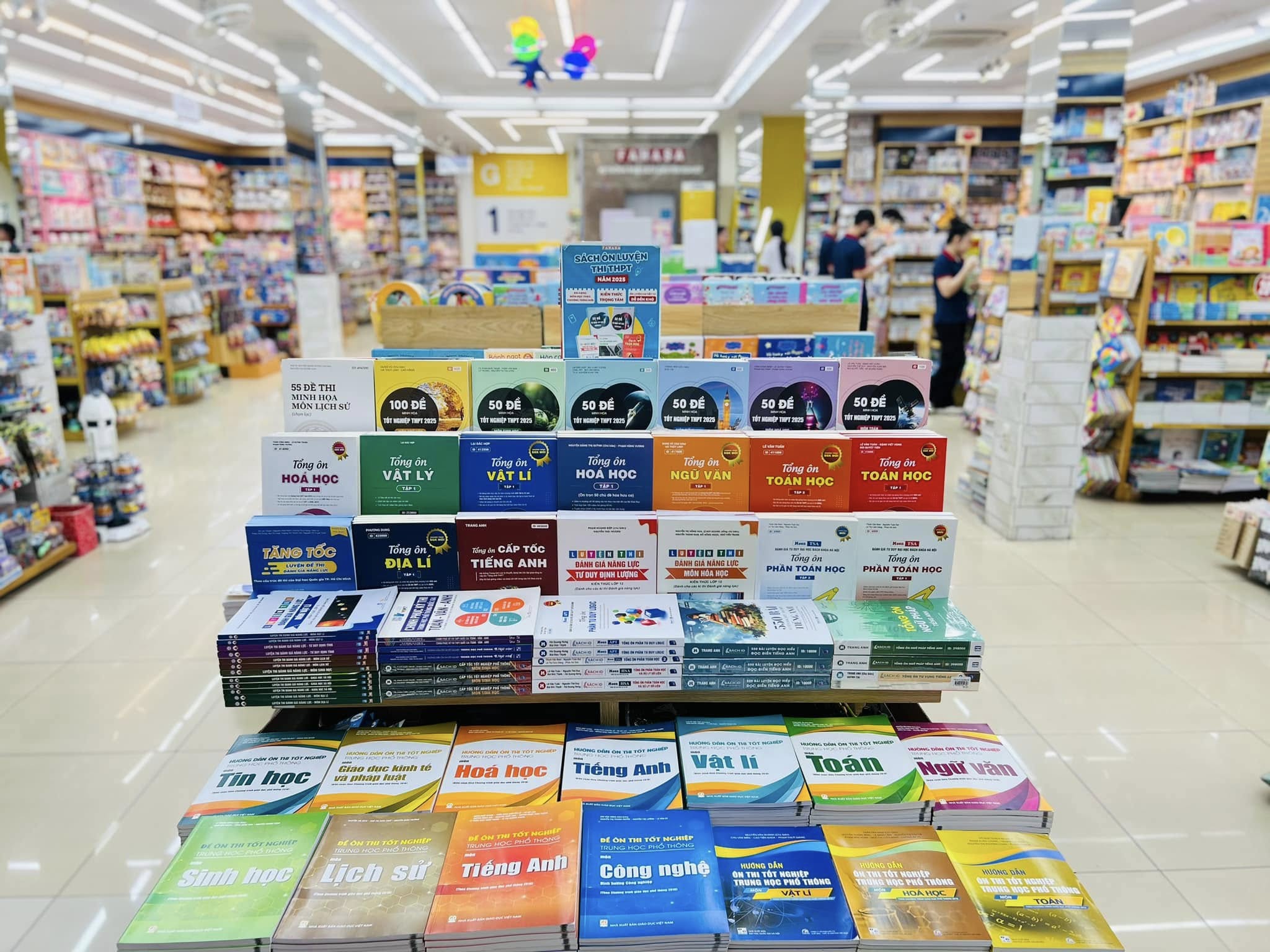 Sổ tay ôn thi, bút highlight. Nguồn: Hình ảnh tại Nhà sách FAHASA