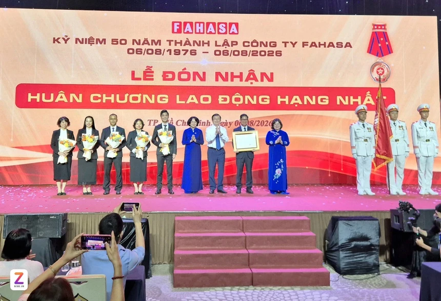 Tập thể lãnh đạo FAHASA nhận Huân chương Lao động hạng Nhất của Chủ tịch nước.