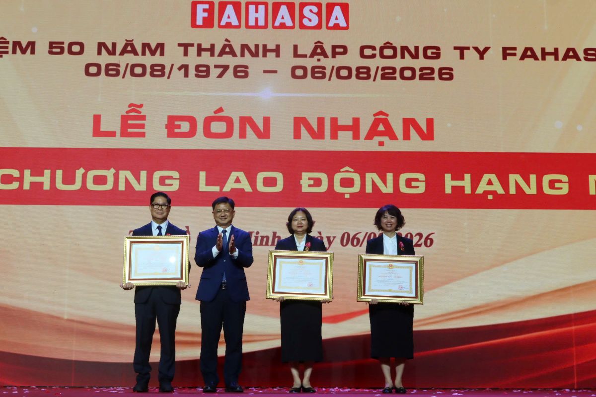 Thừa ủy quyền của Chủ tịch nước, Phó Chủ tịch UBND Thành phố Nguyễn Mạnh Cường trao Huân chương Lao động hạng Nhì cho Chủ tịch Hội đồng quản trị kiêm Tổng Giám đốc Công ty Cổ phần Phát hành sách TP.Hồ Chí Minh Phạm Minh Thuận, trao Huân chương Lao động hạng Ba cho Phó Tổng Giám đốc Phạm Thị Hóa và Lê Thị Thu Huyền