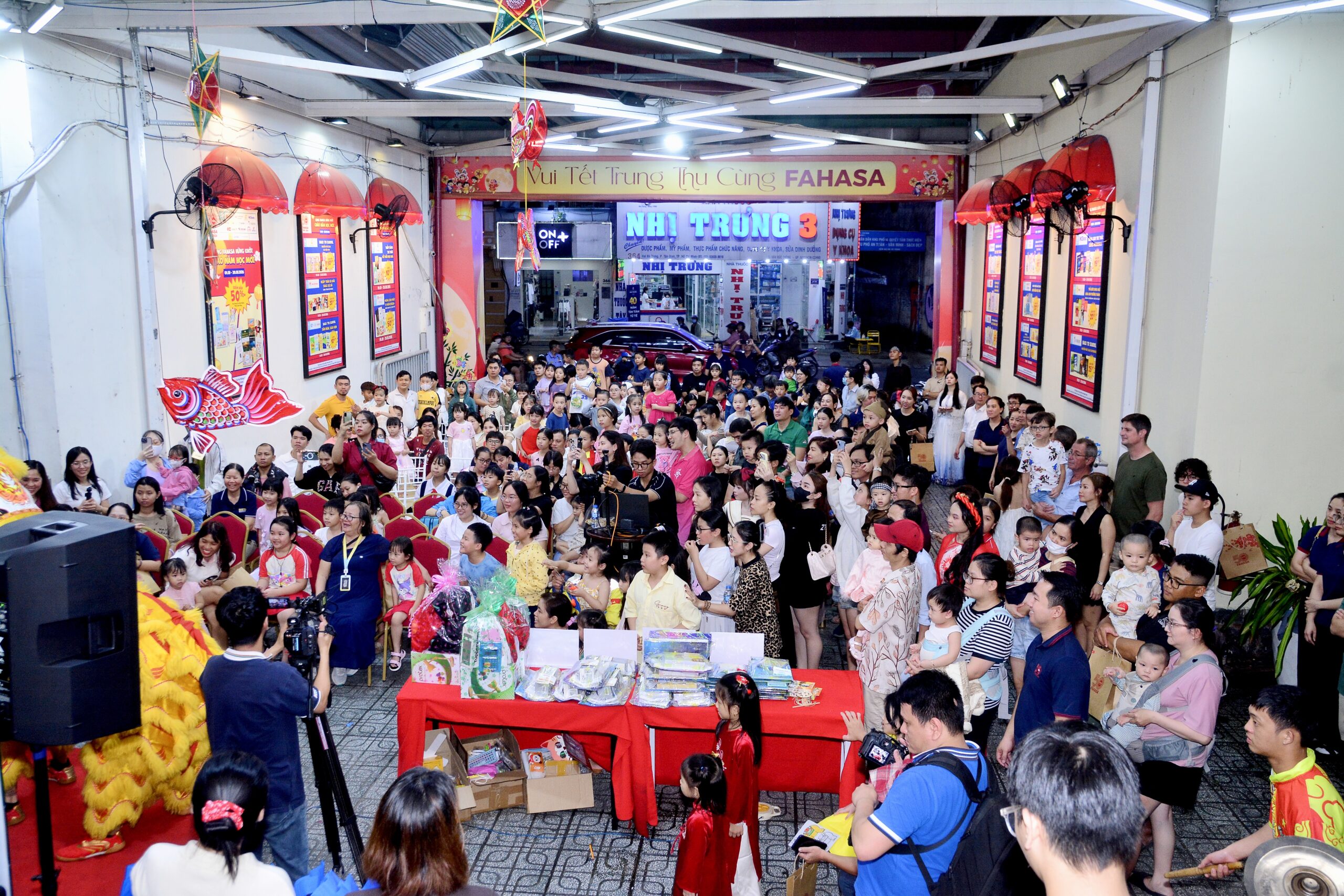 Tiếp nối chuỗi hoạt động chào mừng 50 năm thành lập Công ty (1976 - 2026), nhân dịp Tết Trung Thu 2026, Công ty FAHASA tổ chức Ngày hội Trăng Rằm với chủ đề “Trung Thu Sum Vầy, Niềm Vui Đong Đầy”, diễn ra từ 16:00 - 21:00 ngày 25.09.2026 tại Nhà sách FAHASA Tân Định - Số 387-389 Hai Bà Trưng, Phường Xuân Hòa, TP.HCM.
Chương trình được tổ chức với mong muốn tạo nên một sân chơi Trung Thu vui tươi, ý nghĩa dành cho thiếu nhi và gia đình, nơi các em vừa được hòa mình vào không khí rộn ràng của Tết Trung Thu truyền thống, vừa được tiếp cận sách và nuôi dưỡng niềm yêu thích đọc sách thông qua nhiều hoạt động tương tác, sáng tạo. 
Ngày hội mang đến chuỗi hoạt động phong phú như khám phá các trạm trải nghiệm, workshop sáng tạo, kể chuyện, sưu tầm dấu mộc, minigame, múa lân, phá cỗ, rước đèn và bốc thăm trúng thưởng. Đặc biệt, chương trình dành tặng khách tham dự hơn 500 phần quà với tổng giá trị hơn 14 triệu đồng, góp phần mang đến một mùa Trăng Rằm vui tươi và nhiều trải nghiệm đáng nhớ. 
