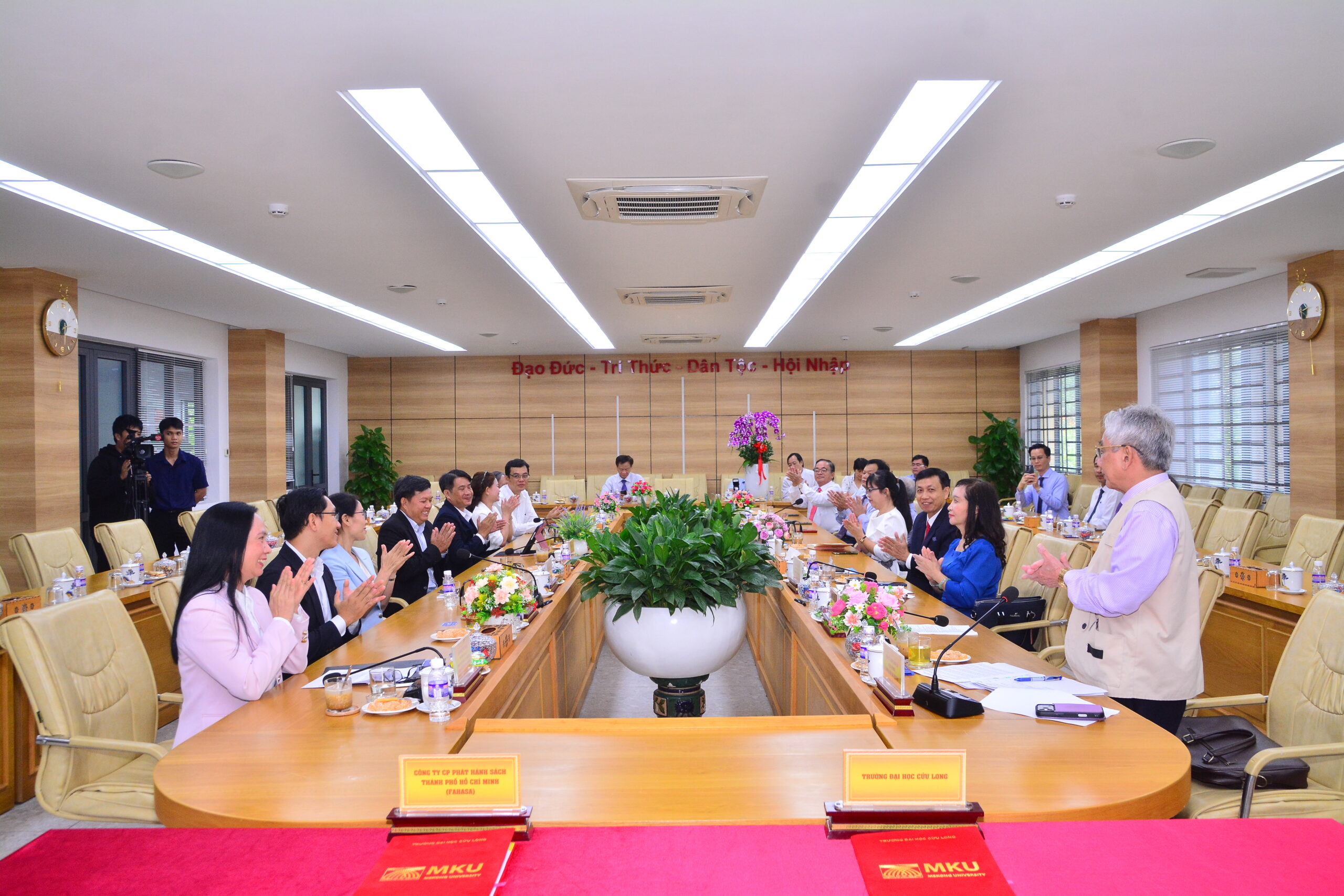 FAHASA Và Trường Đại Học Cửu Long Ký Kết Hợp Tác, Mở Rộng Hành Trình Kết Nối Tri Thức FAHASA Và Trường Đại Học Cửu Long Ký Kết Hợp Tác, Mở Rộng Hành Trình Kết Nối Tri Thức