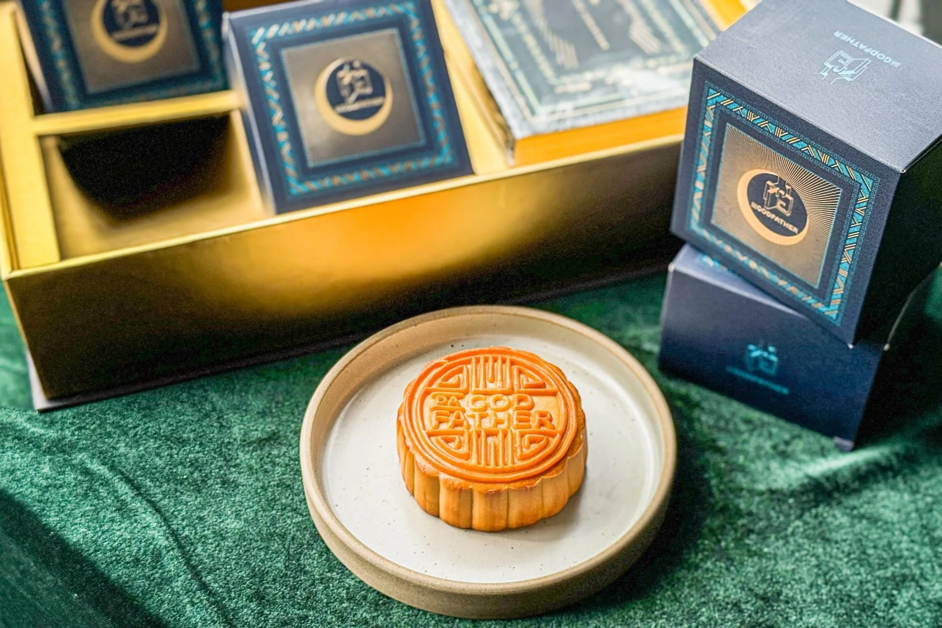Hộp quà trung thu bao gồm một quyển tiểu thuyết và 4 chiếc bánh được giới thiệu trong mùa trung thu. Ảnh Facebook.