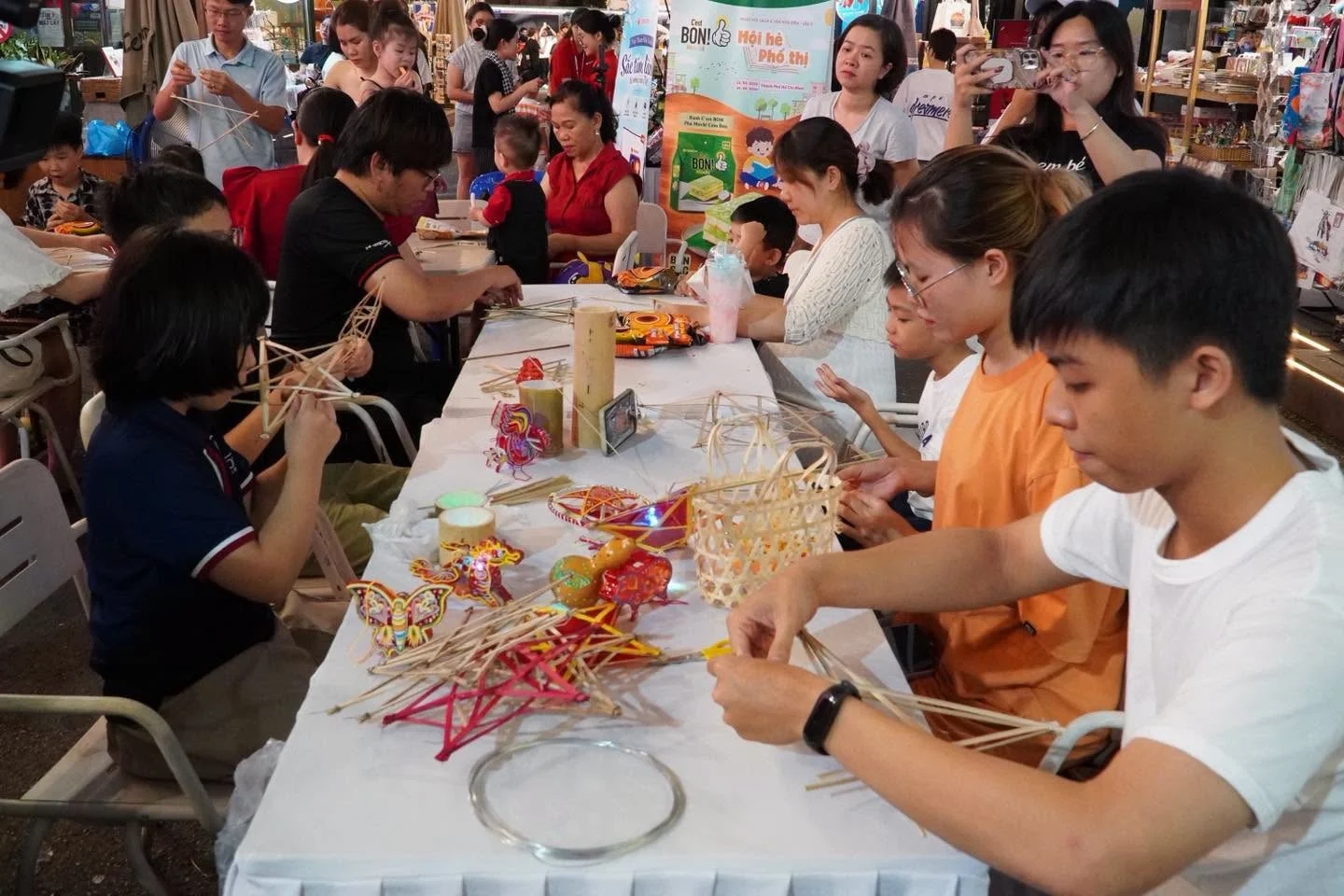 Những trò chơi, món ăn gắn liền với trung thu truyền thống được tái hiện ở Đường sách TP.HCM. Ảnh Đường sách TP.HCMFacebook.